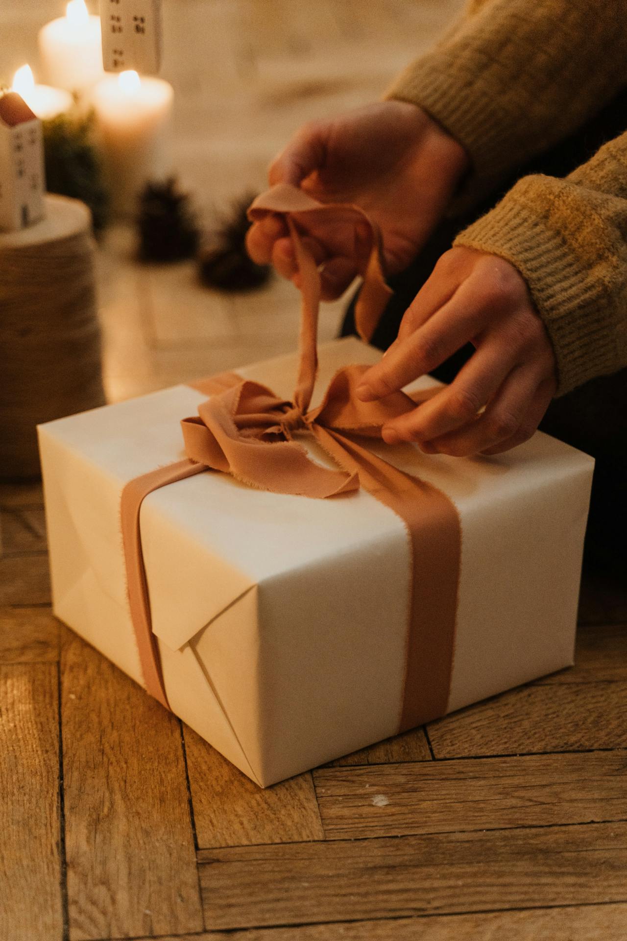 Gros plan sur une jeune fille qui ouvre un cadeau | Source : Pexels