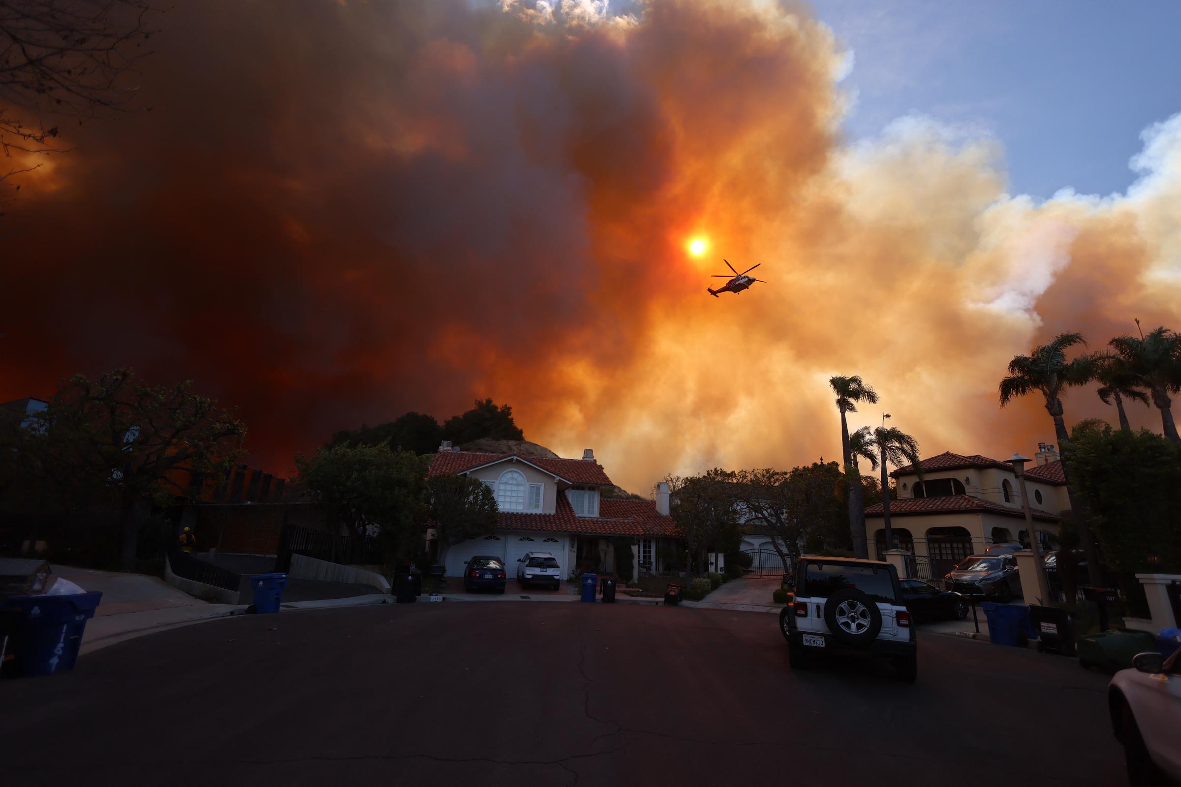 Des panaches de fumée sont visibles alors qu'un feu de broussailles brûle à Pacific Palisades, en Californie, le 7 janvier 2025 | Source : Getty Images