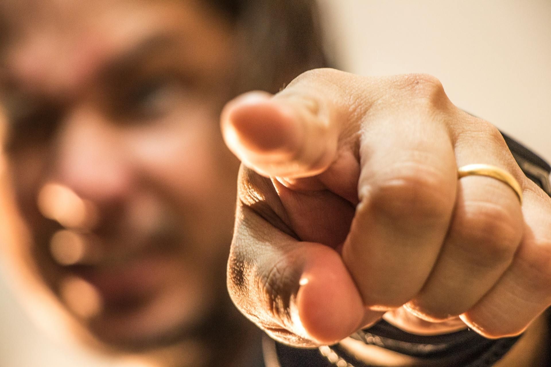 Un homme pointant son doigt | Source : Pexels