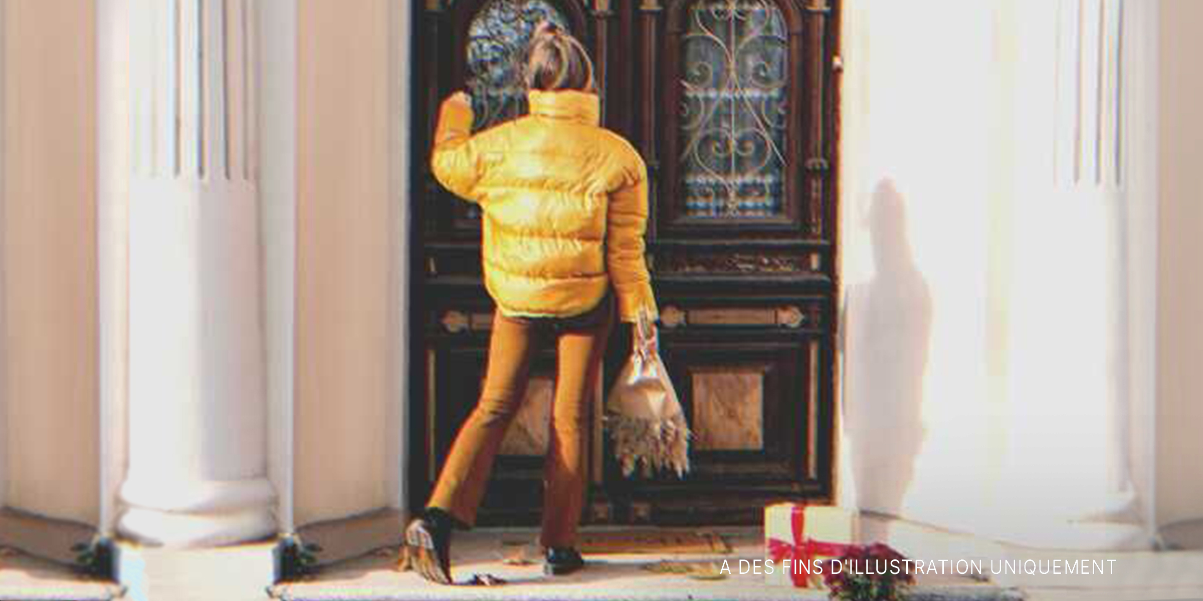 Une jeune fille frappant à une porte | Source : Shutterstock