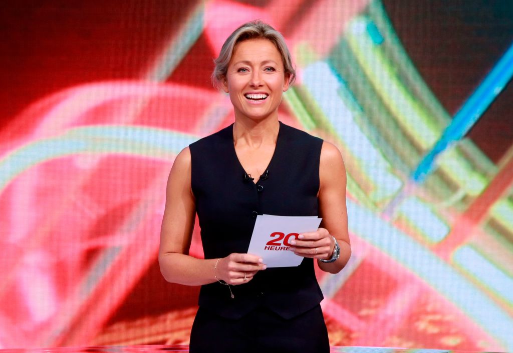 La journaliste et animatrice française Anne-Sophie Lapix arrive sur le plateau avant de présenter le journal télévisé de la chaîne de télévision française France 2 à Paris, le 14 septembre 2017. / AFP PHOTO / JACQUES DEMARTHON (Photo credit should read JACQUES DEMARTHON/AFP via Getty Images)