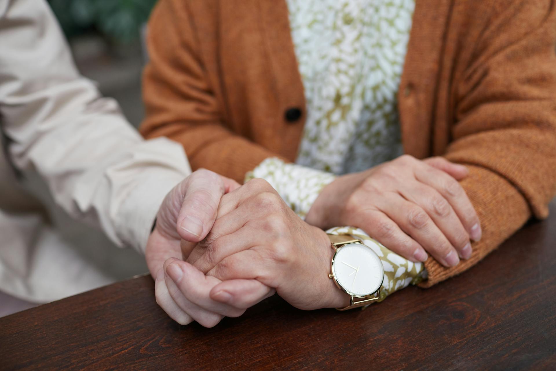 Un couple se tenant par la main | Source : Pexels