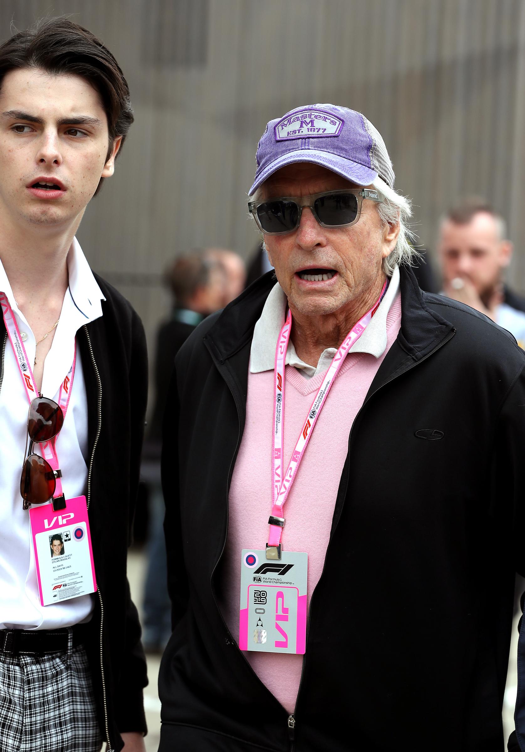 Dylan et Michael Douglas lors du Grand Prix britannique à Silverstone, à Towcester en juillet 2019 | Source : Getty Images