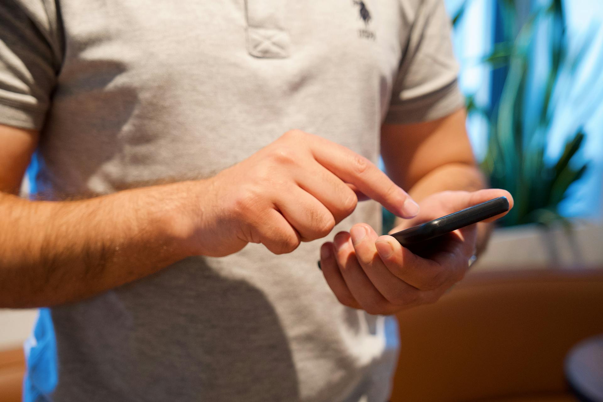 Un homme utilisant son téléphone | Source : Pexels