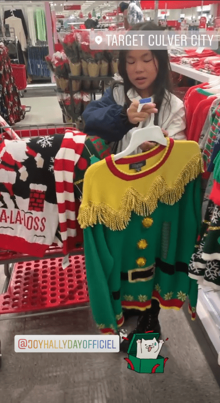 Joy et Laeticia Hallyday achètent des pulls de Noël . | Photo : Story Instagram / lhallyday