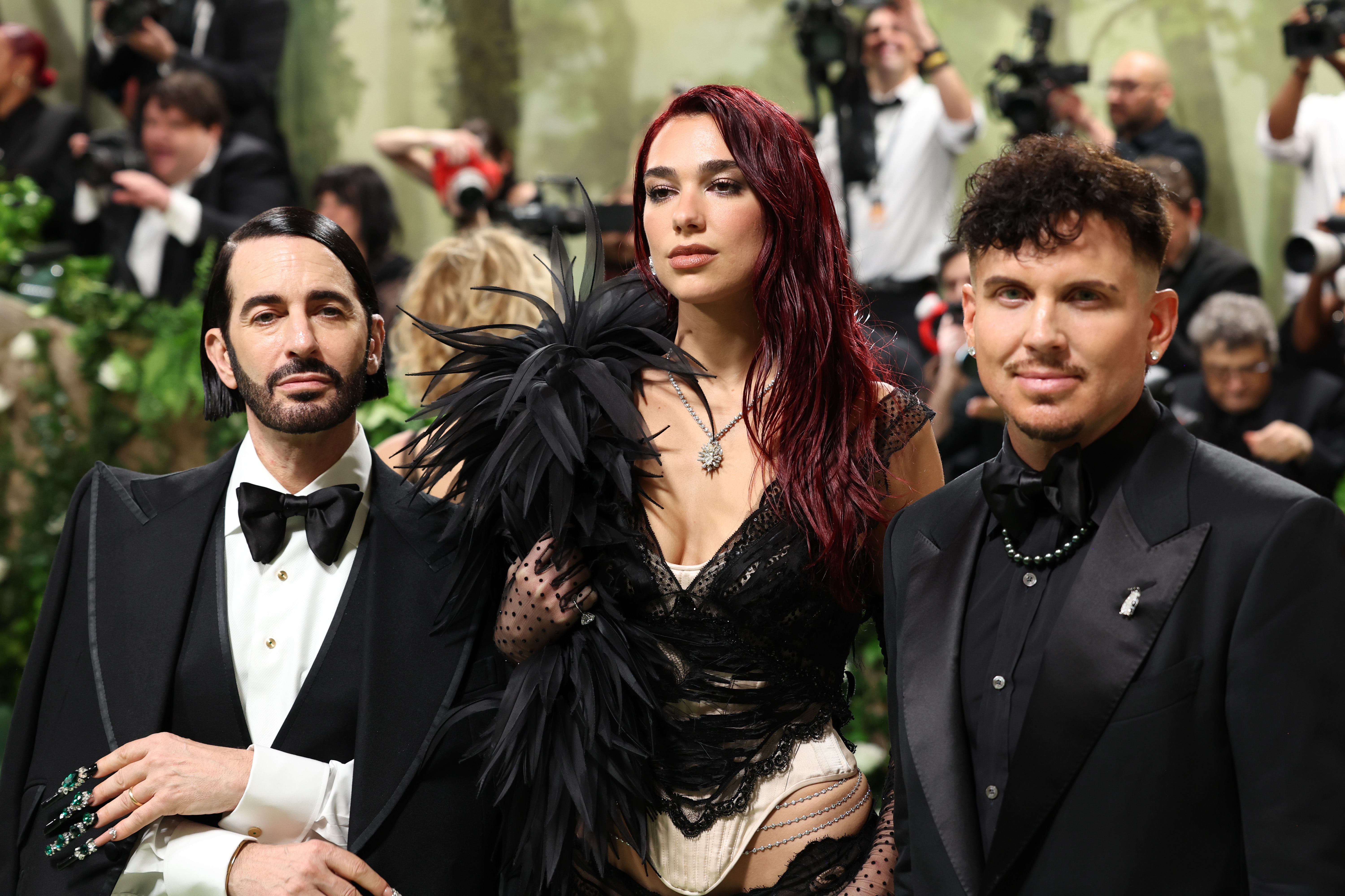 Charly Defrancesco, Dua Lipa et Marc Jacobs assistent au gala du Met célébrant "Sleeping Beauties : Reawakening Fashion" au Metropolitan Museum of Art à New York, le 6 mai 2024. | Source : Getty Images