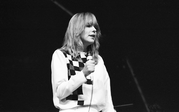 La chanteuse rock française France Gall donne un concert au Palais des Sports le 7 janvier 1982. | Photo : Getty Images