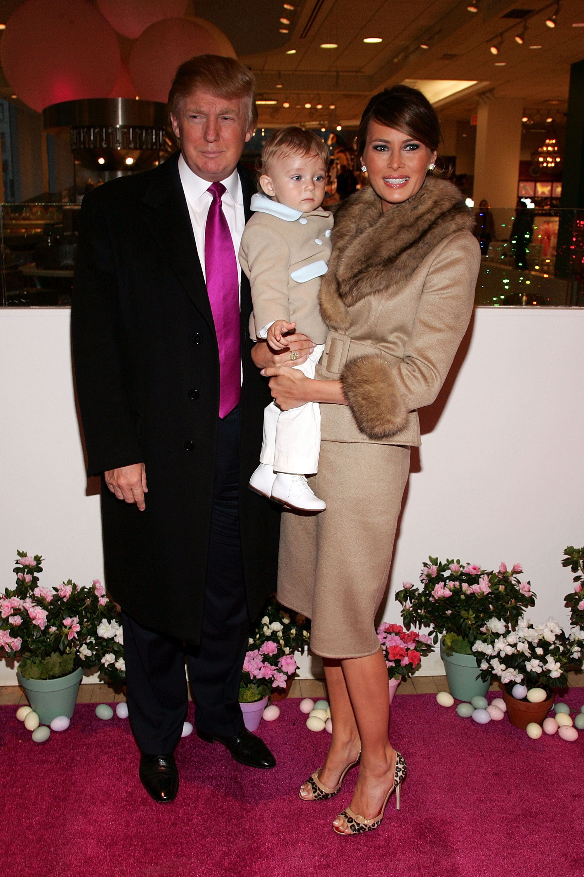 Donald et Melania Trump avec leur fils Barron lors de la 16e édition de l'événement annuel Bunny Hop de la Society of Memorial Sloan-Kettering Cancer Center, le 13 mars 2007, à New York. | Source : Getty Images