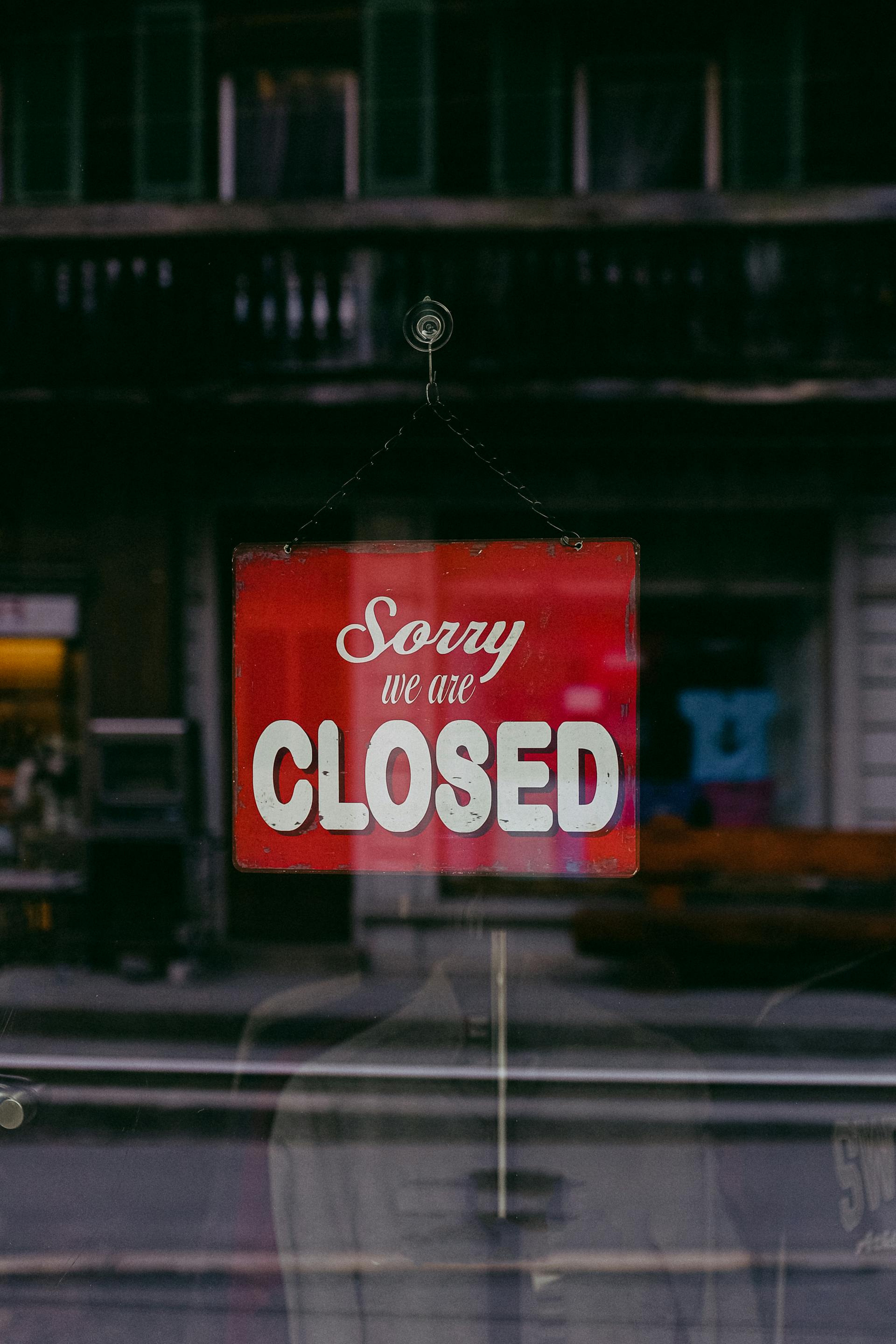 Une enseigne fermée dans un magasin | Source : Pexels