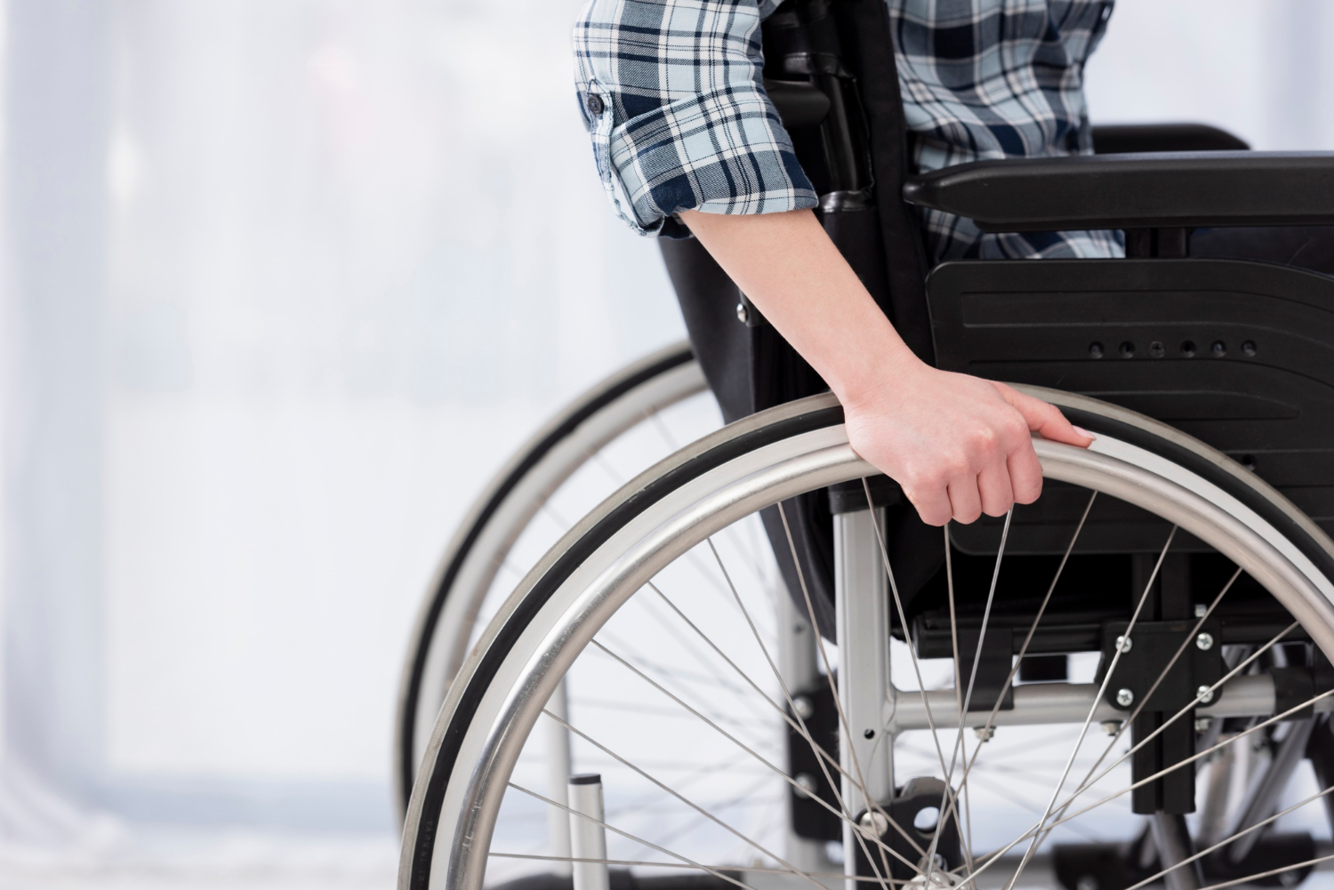 Gros plan sur une personne assise sur son fauteuil roulant | Source : Freepik