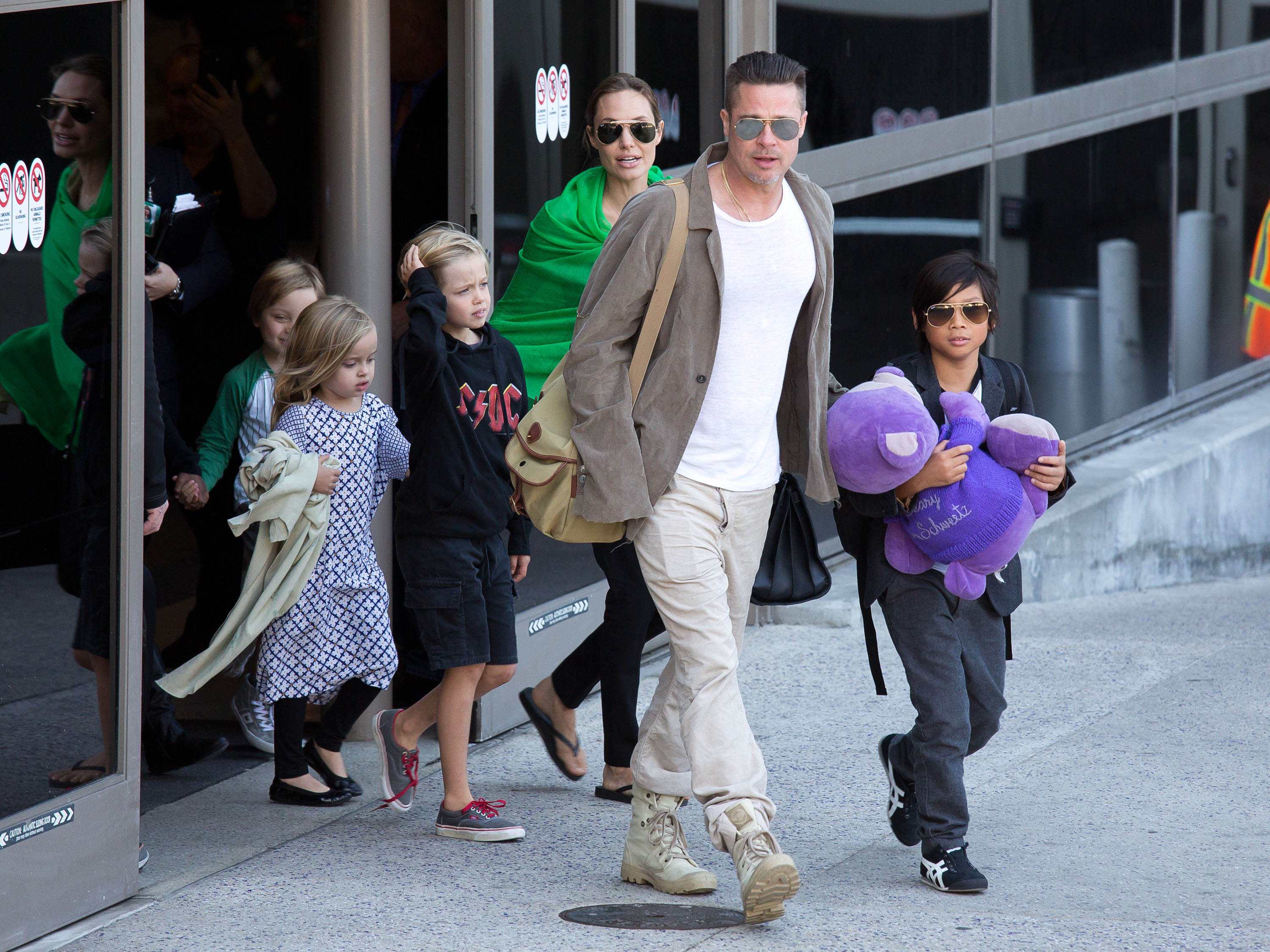 Brad Pitt et Angelina Jolie avec leurs enfants, Pax Jolie-Pitt, Shiloh Jolie-Pitt, Vivienne Jolie-Pitt et Knox Jolie-Pitt le 05 février 2014 à Los Angeles, Californie. | Source : Getty Images