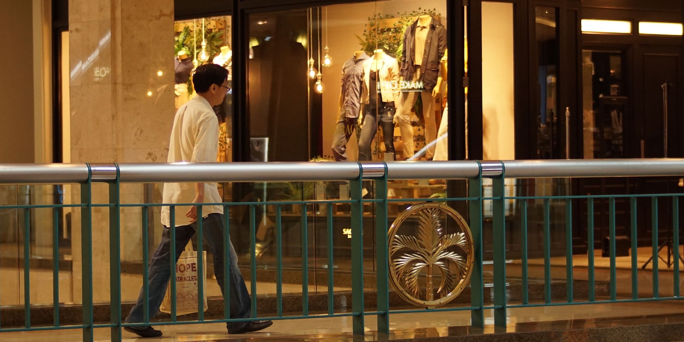 Homme marchant dans un centre commercial | Source : Shutterstock
