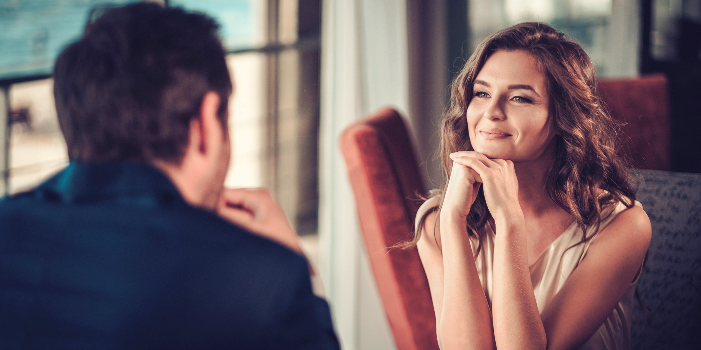 Un homme et une femme lors d'un rendez-vous | Source : Shutterstock