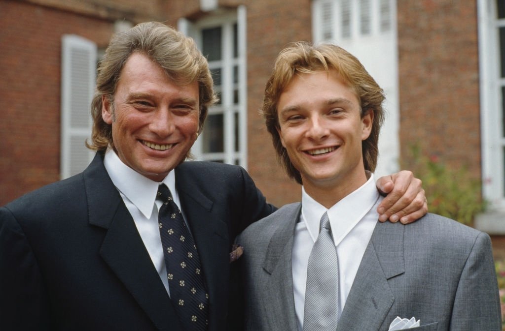 Johnny Hallyday avec son fils David Hallyday le jour de son mariage avec Estelle Lefébure à St.-Martin de Boscherville à l'église St. Georges le 15 septembre 1989. | Photo : Getty Images