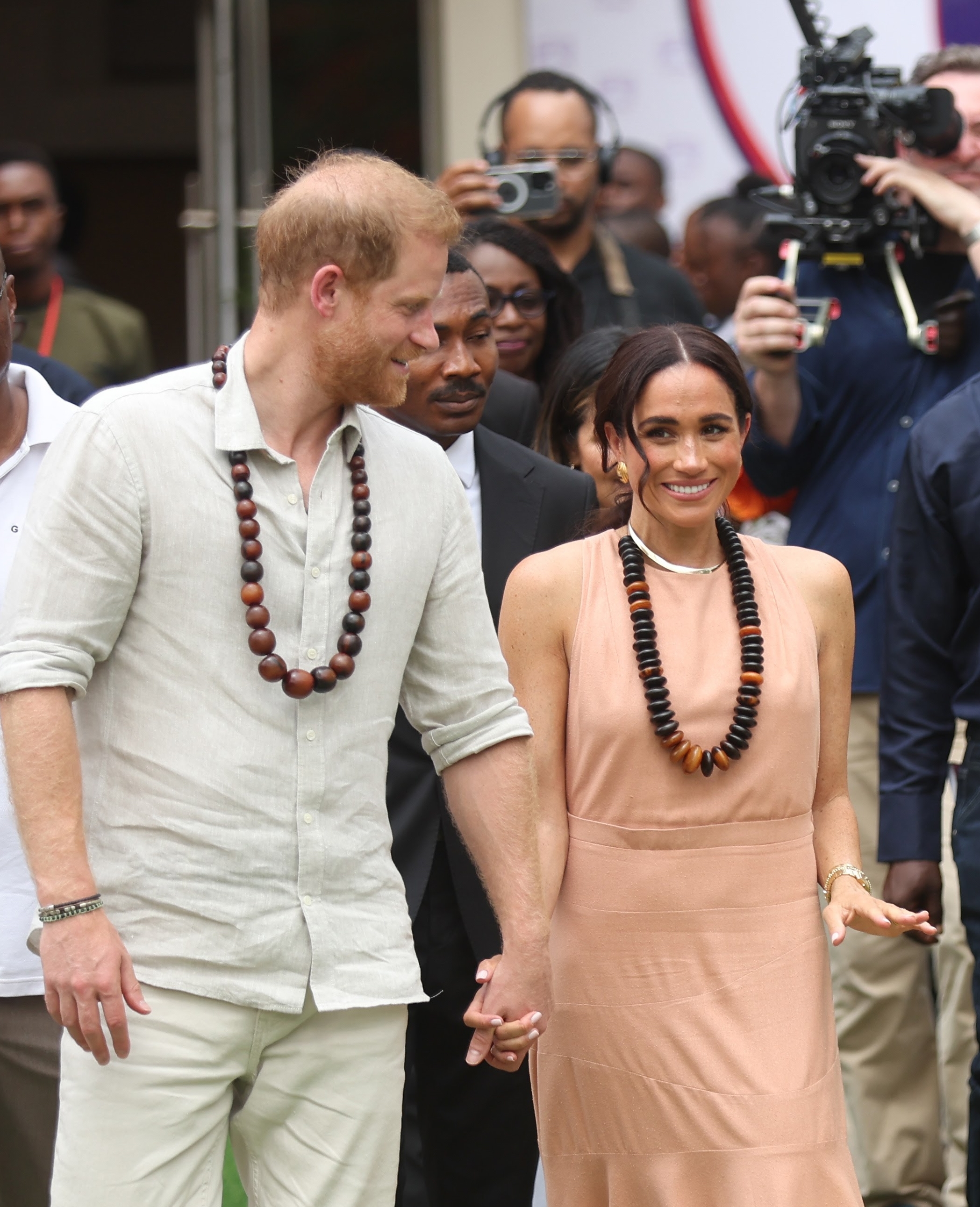 Le prince Harry et Meghan Markle visitent l'académie Lightway le 10 mai 2024, à Abuja, au Nigeria. | Source : Getty Images