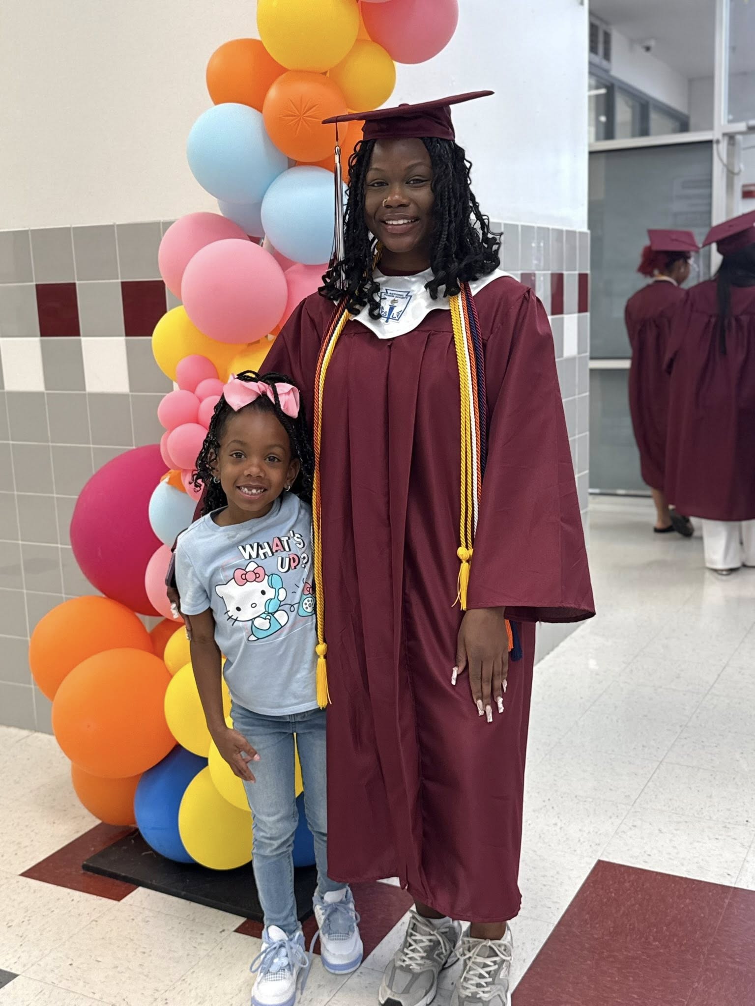 Courtney Hodge, et sa sœur Carter, lors de sa remise de diplôme, sur une photo postée le 25 septembre 2025 | Source : Facebook/Sherqueena Myles Jackson