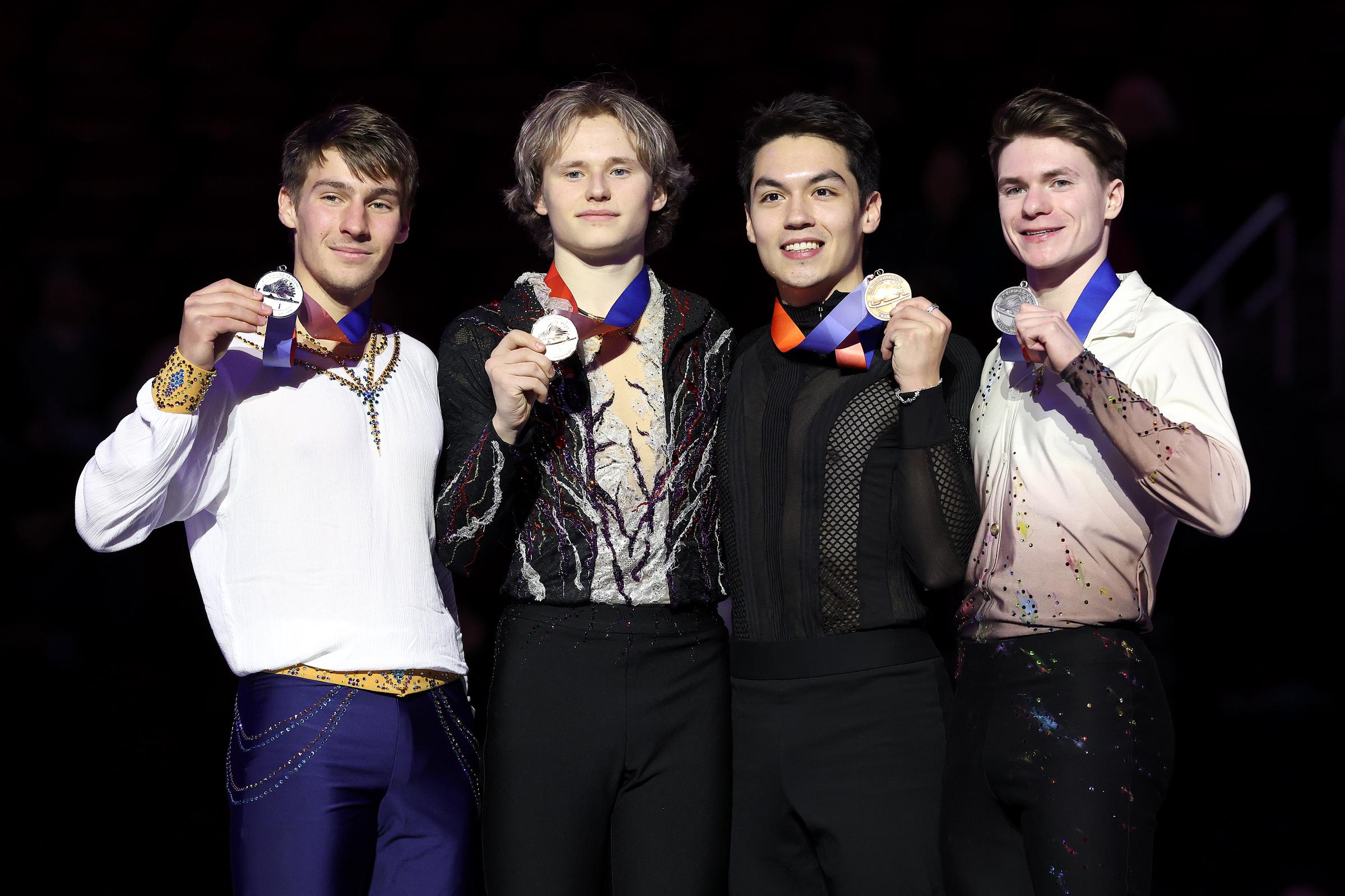 Andrew Torgashev, Ilia Malinin, Camden Pulkinen et Maxim Naumov posent après la cérémonie de remise des médailles pour le championnat hommes lors des Championnats américains de patinage artistique Prevagen 2025 à Intrust Bank Arena à Wichita, Kansas, le 26 janvier 2025 | Source : Getty Images