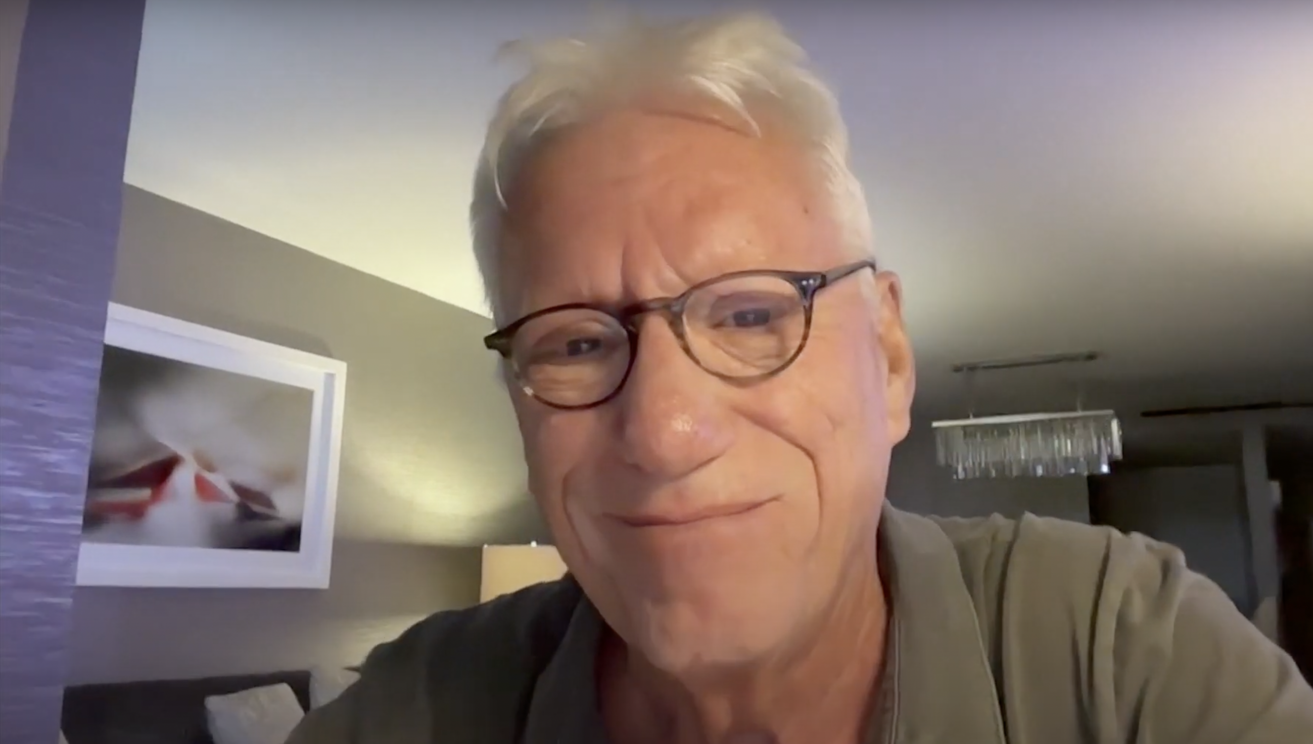 James Woods s'émeut en parlant de l'évacuation de sa maison à cause des feux de forêt de Los Angeles, en date du 9 janvier 2025 | Source : YouTube/@9news