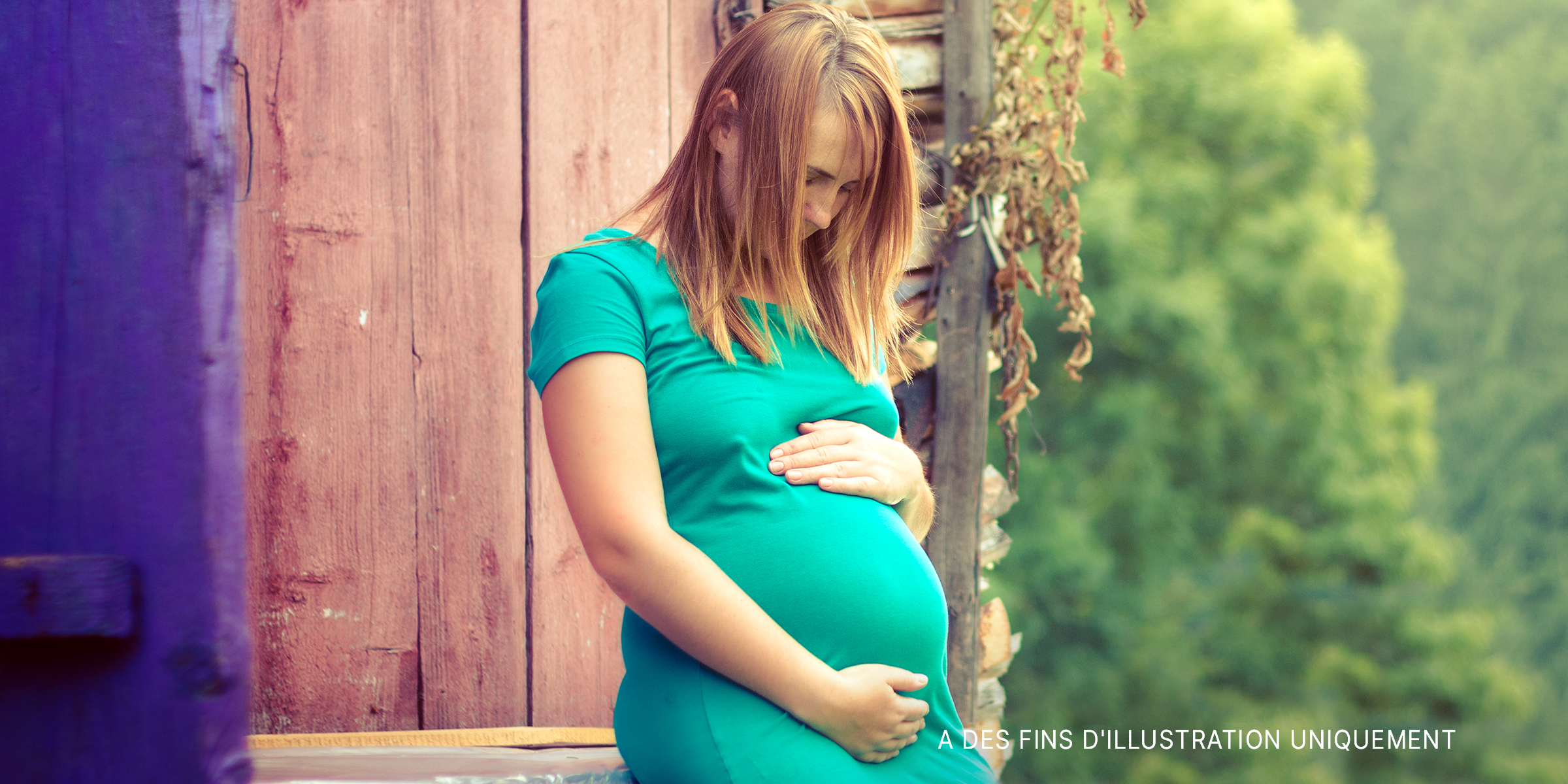 Une femme enceinte se tenant le ventre | Source : Shutterstock