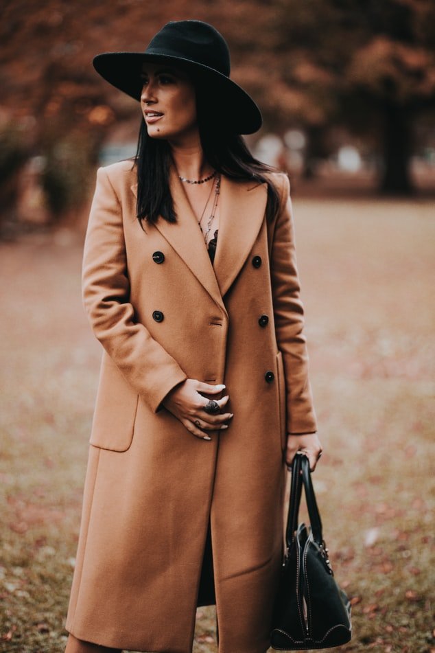 Une femme portant un trench coat. l Source : Unsplash
