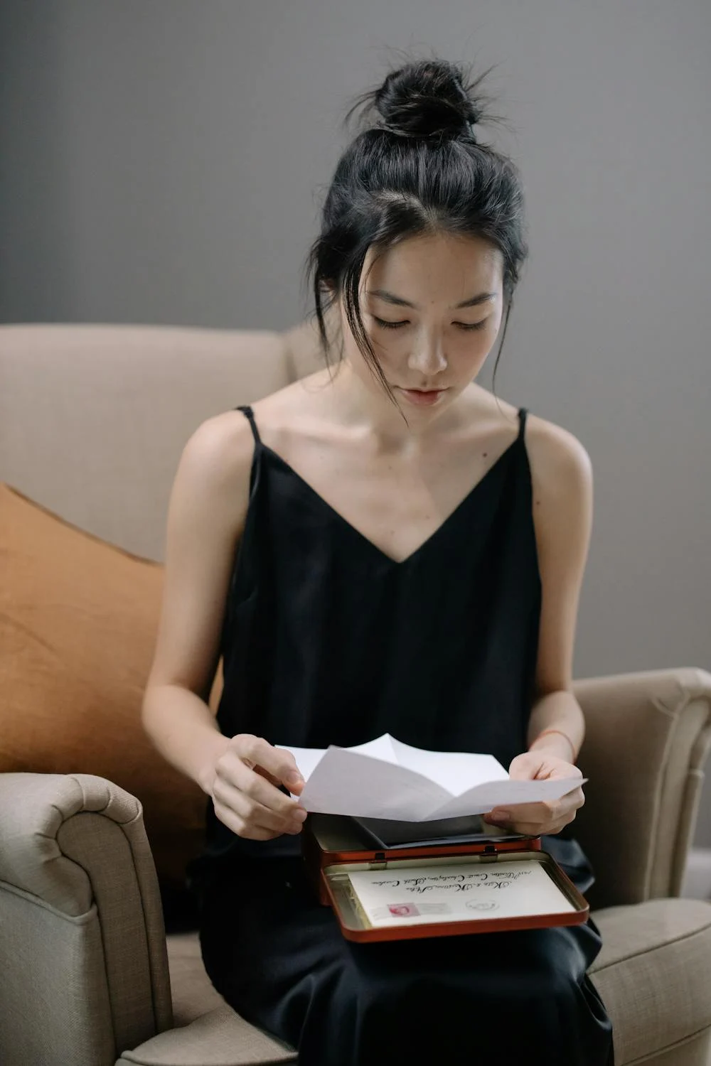 Une femme lisant une lettre | Source : Pexels