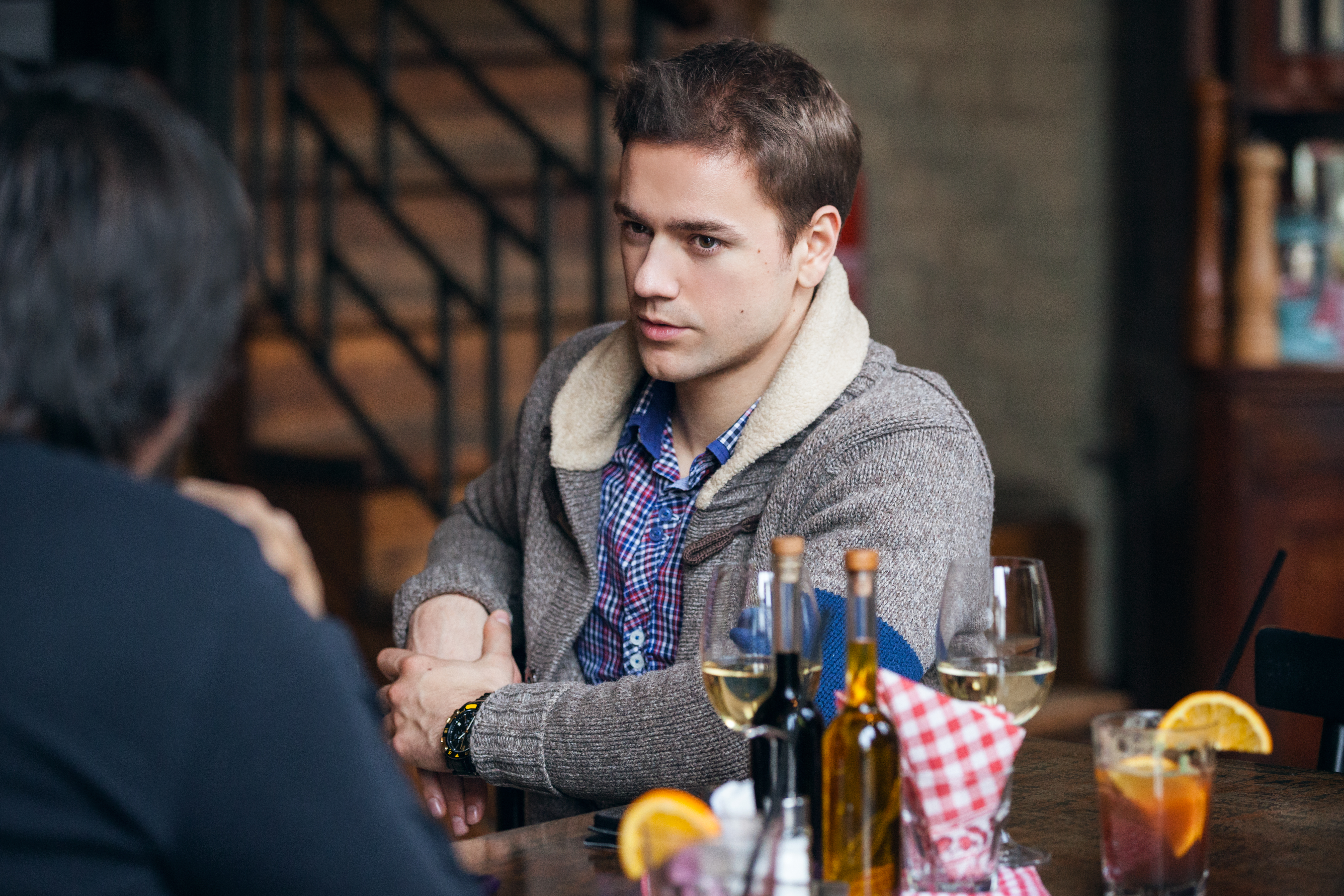 Homme discutant dans un restaurant | Source : Getty Images