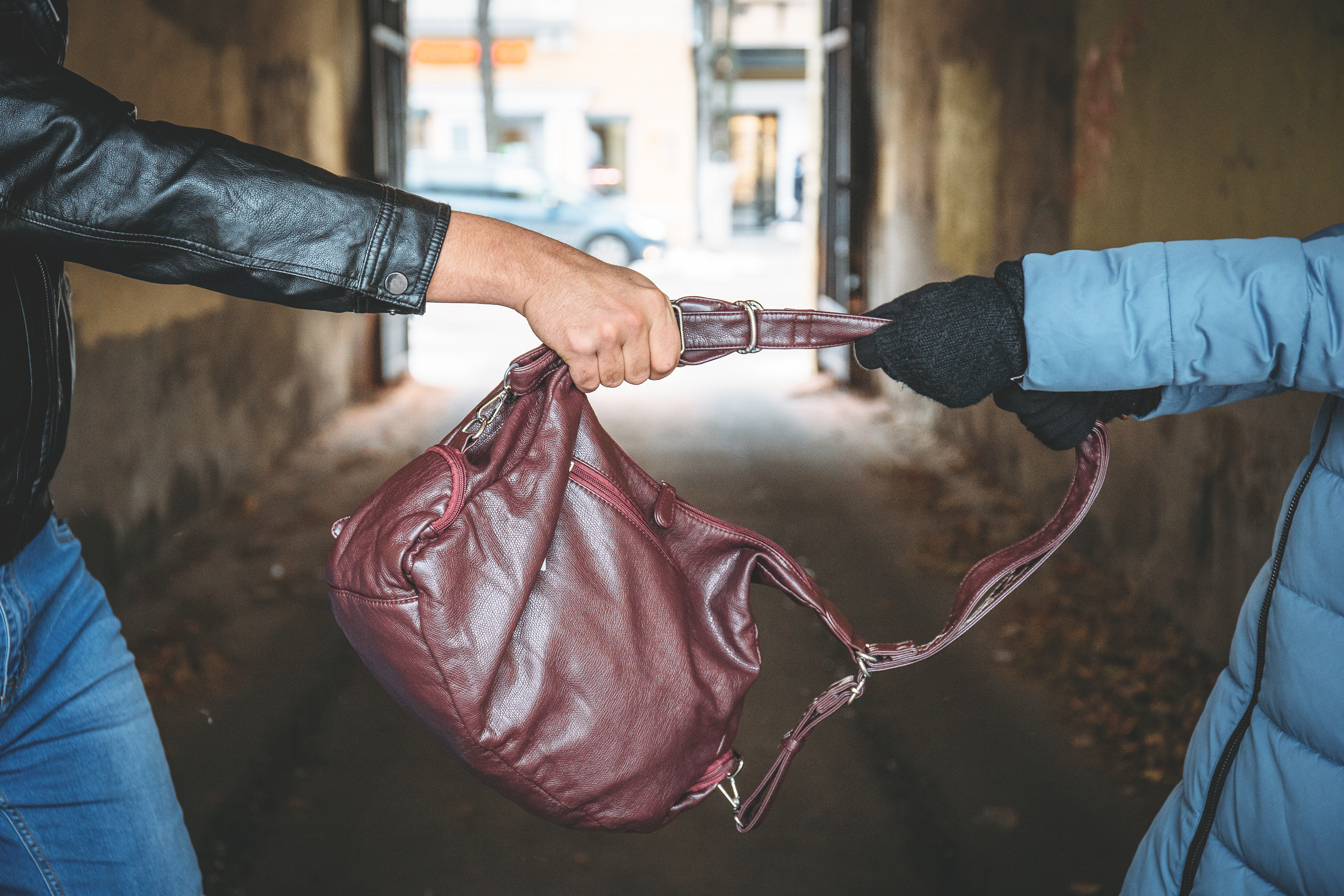 Ladrão arrebata bolsa |  Fonte: Shutterstock