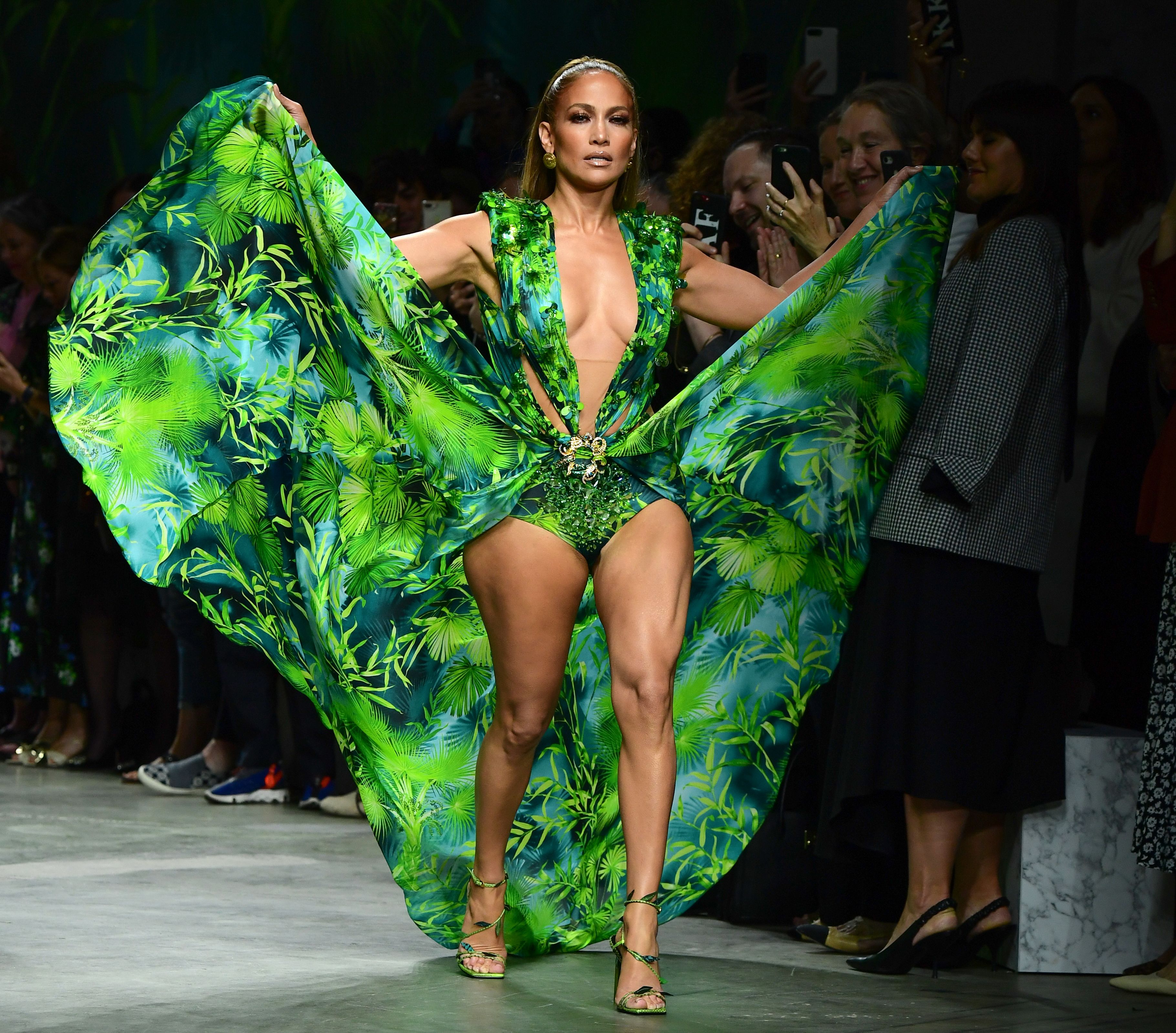Jennifer Lopez défile dans une robe Versace verte à Milan, en Italie, le 20 septembre 2019 | Source : Getty Images