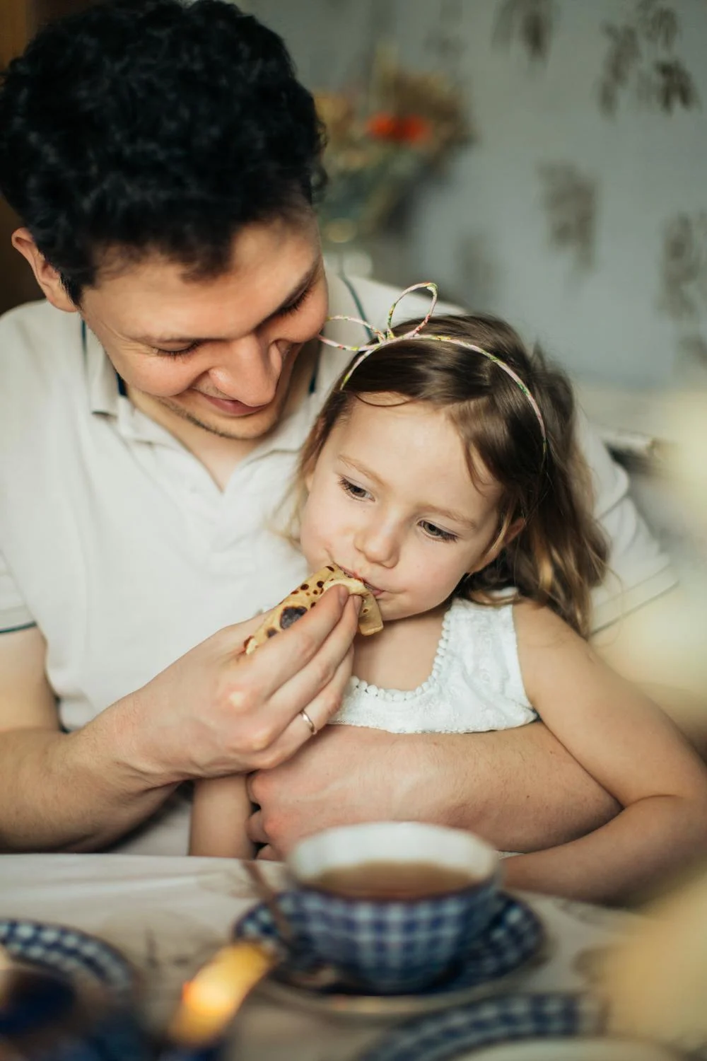 Un homme donne à manger à sa fille | Source : Pexels