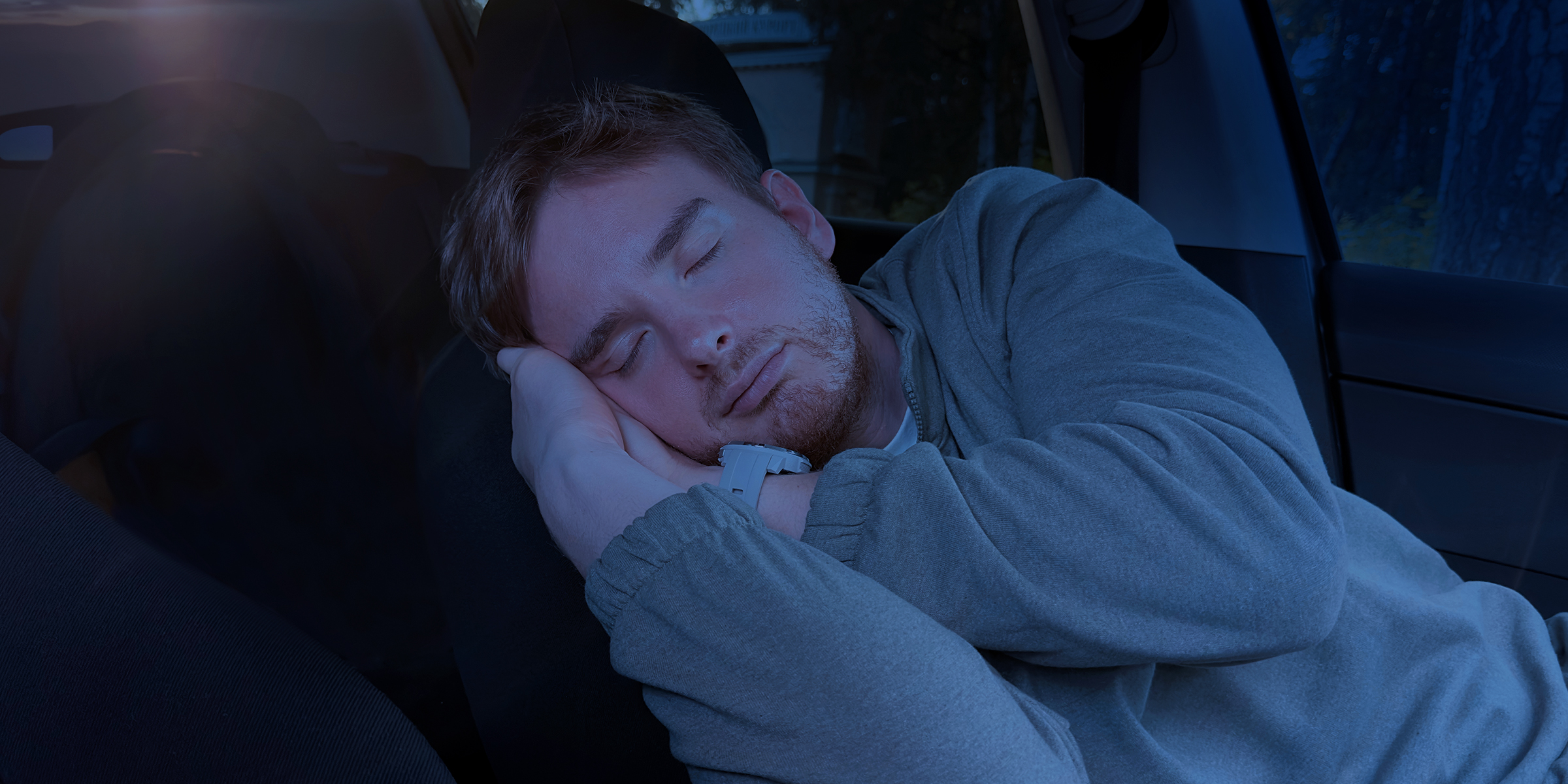 Un homme qui dort dans sa voiture | Source : Shutterstock