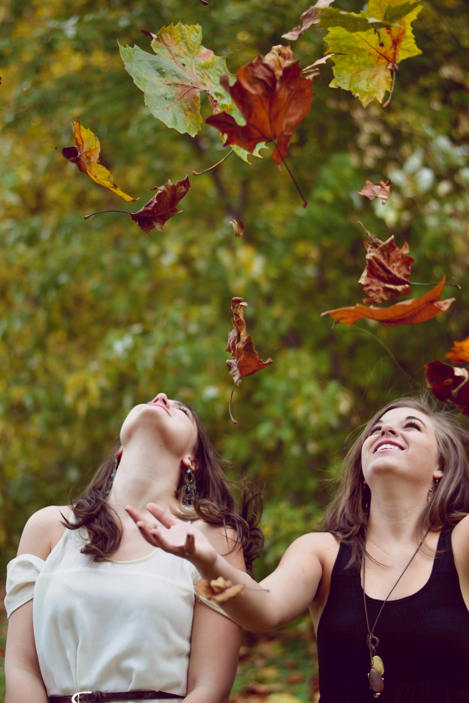 Deux femmes ravies qui rient | Source : Unsplash