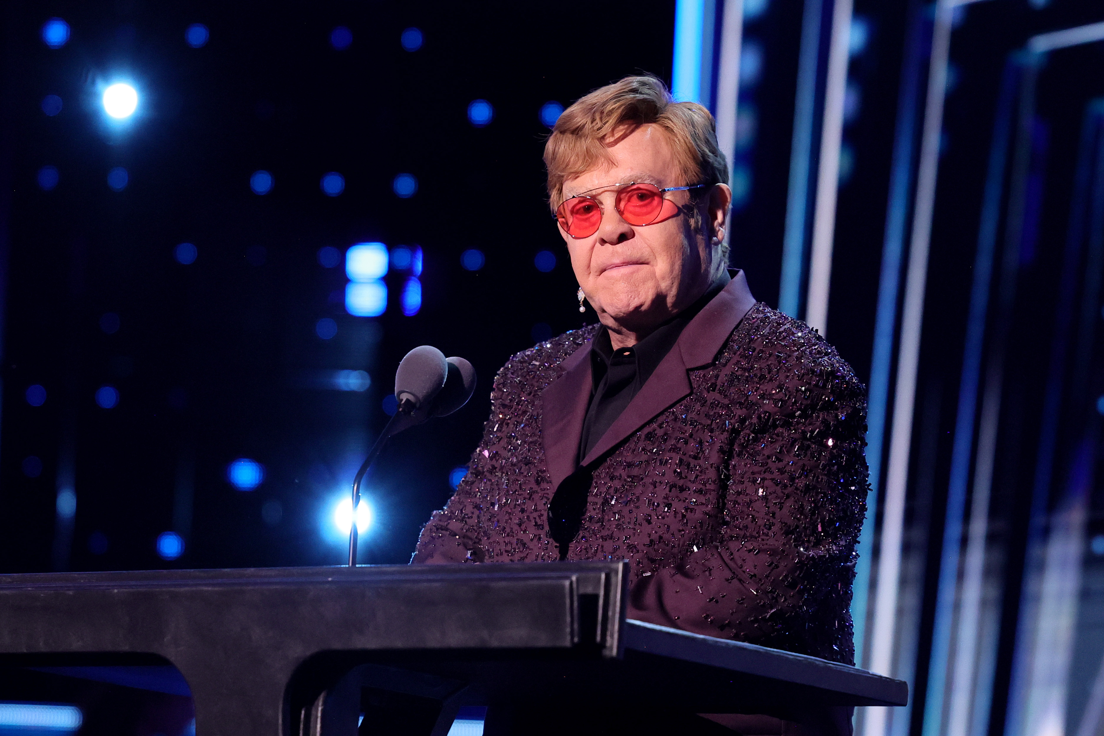 Elton John parle sur scène lors de la 38e cérémonie annuelle d'intronisation au Rock &amp; Roll Hall Of Fame au Barclays Center de New York, le 3 novembre 2023 | Source : Getty Images