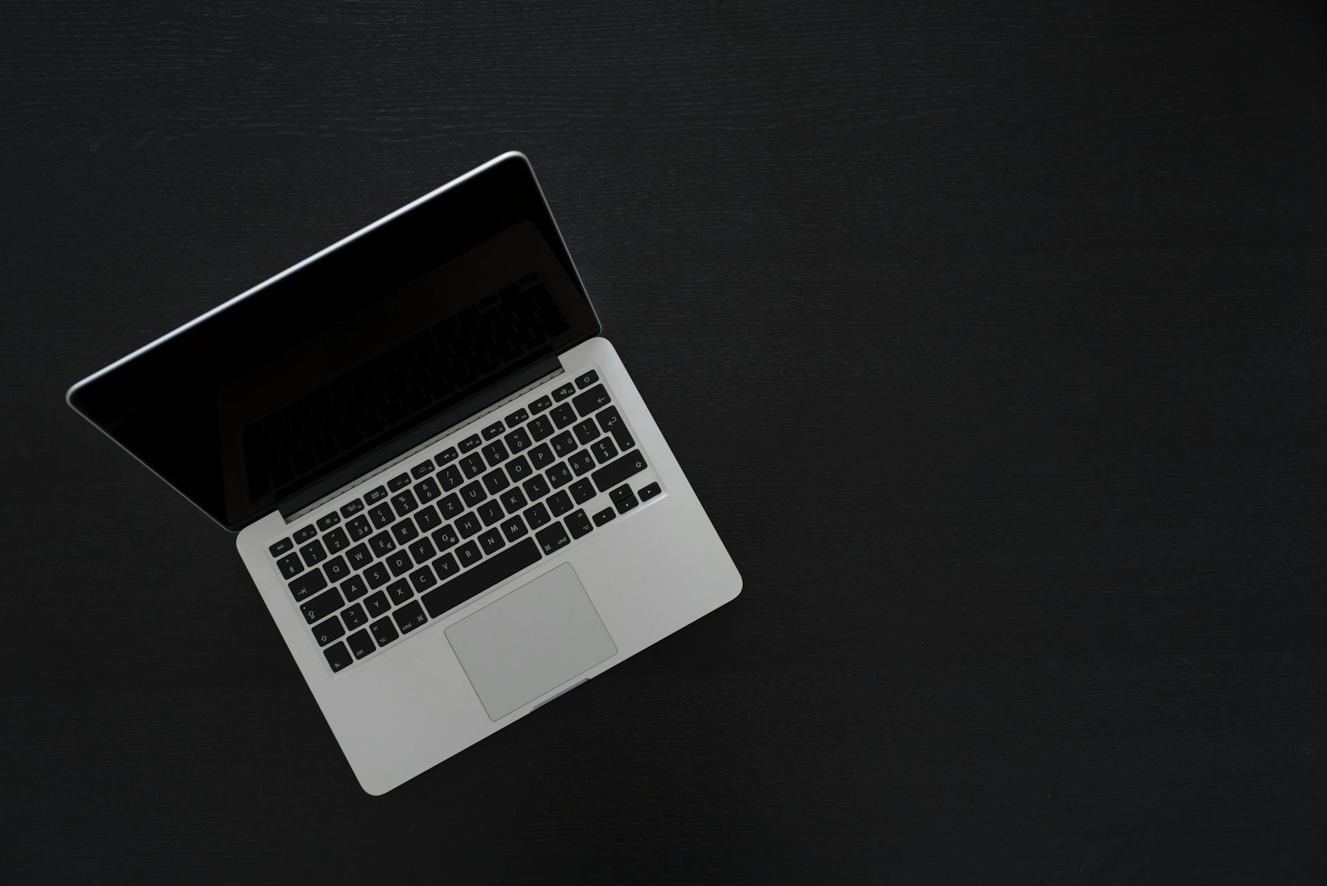 Un ordinateur portable sur une table | Source : Pexels