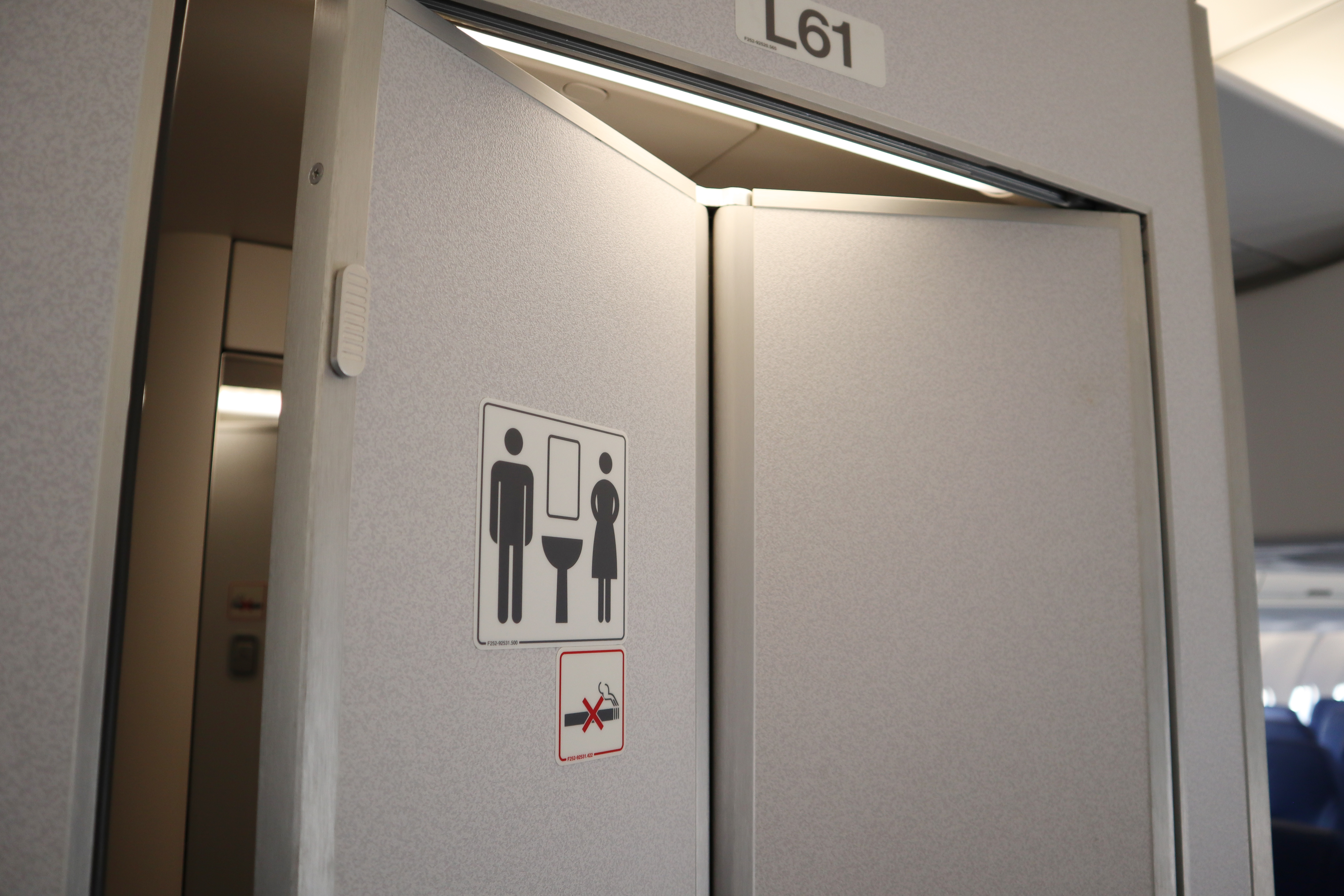 Les toilettes d'un avion | Source : Shutterstock