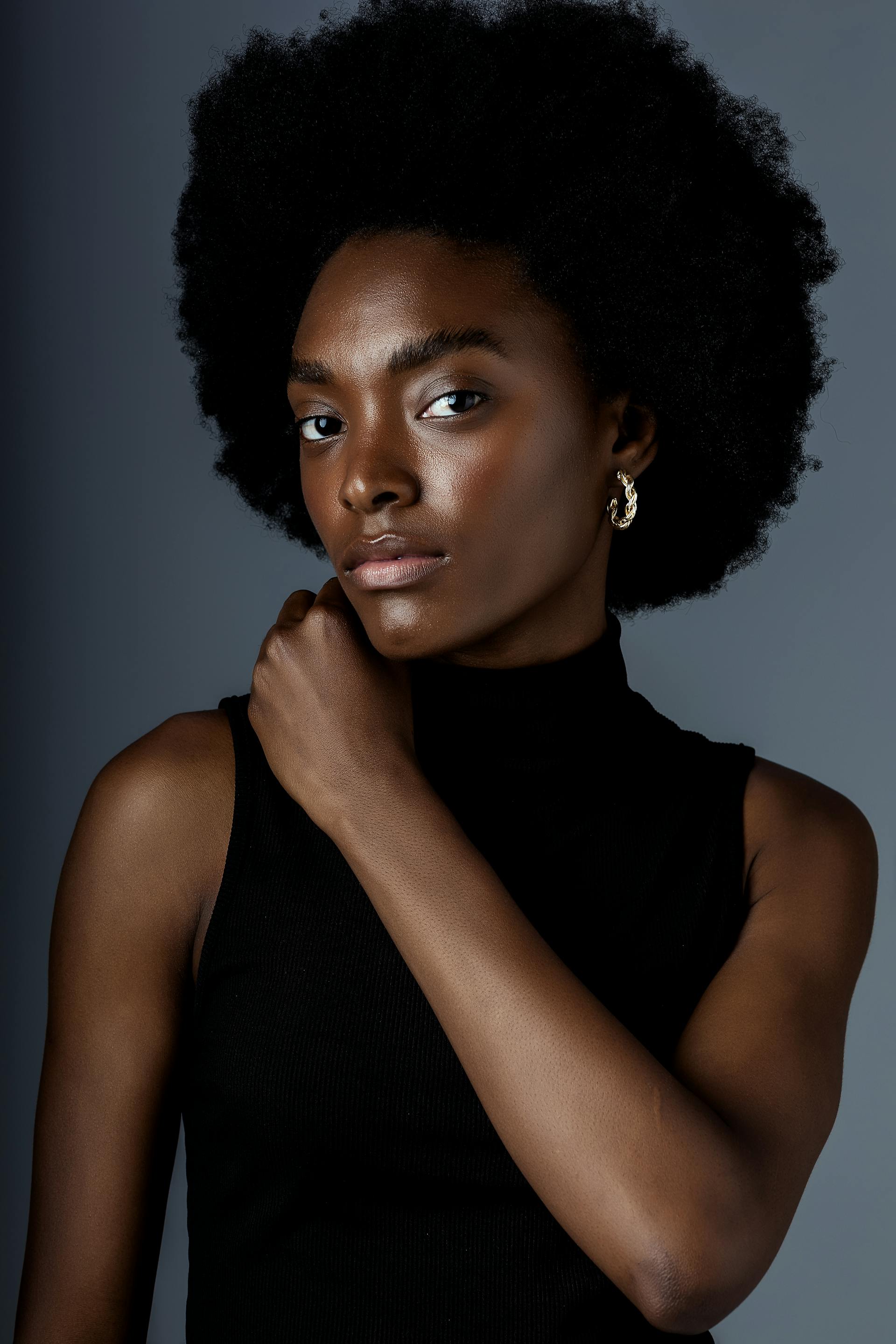 Une femme qui regarde quelqu'un | Source : Pexels