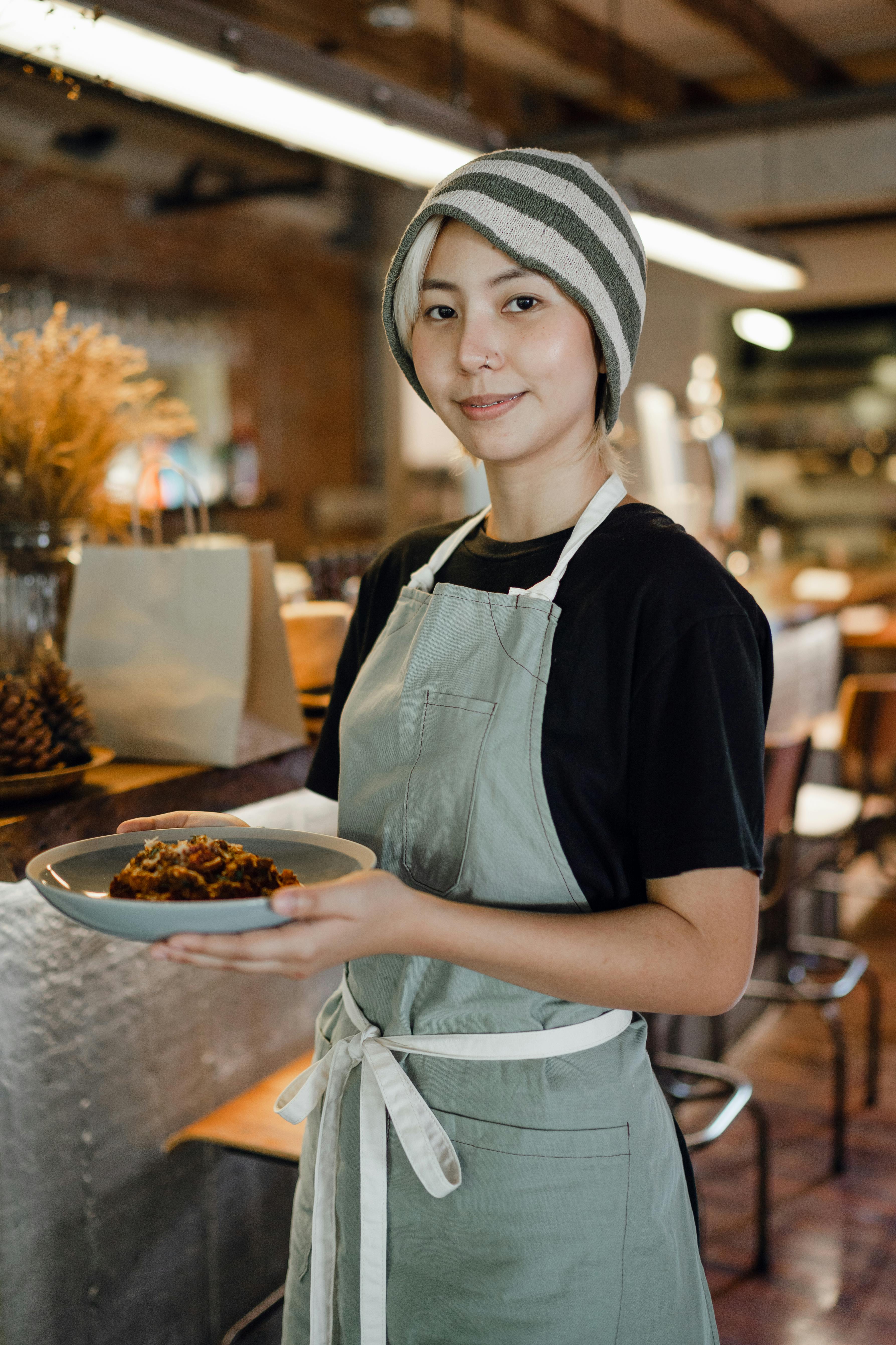 Une femme servant de la nourriture dans un café | Source : Pexels