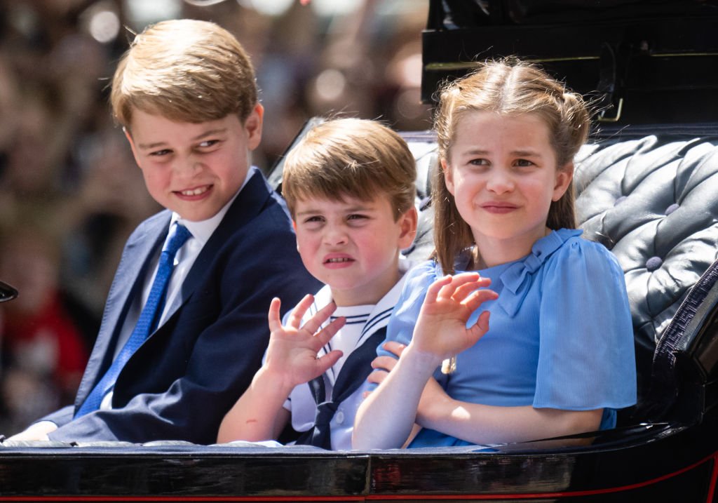Le prince George de Cambridge, le prince Louis de Cambridge et la princesse Charlotte de Cambridge montent dans un carrosse lors du Trooping The Colour, la parade annuelle d'anniversaire de la reine, le 02 juin 2022 à Londres, en Angleterre. | Photo : Getty Images