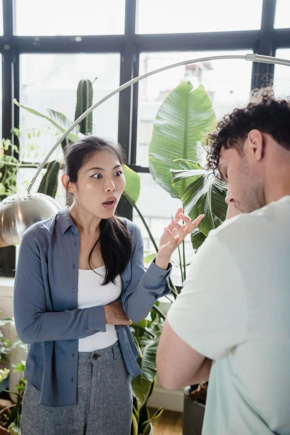 Une femme en colère qui fait la morale à son mari | Source : Pexels