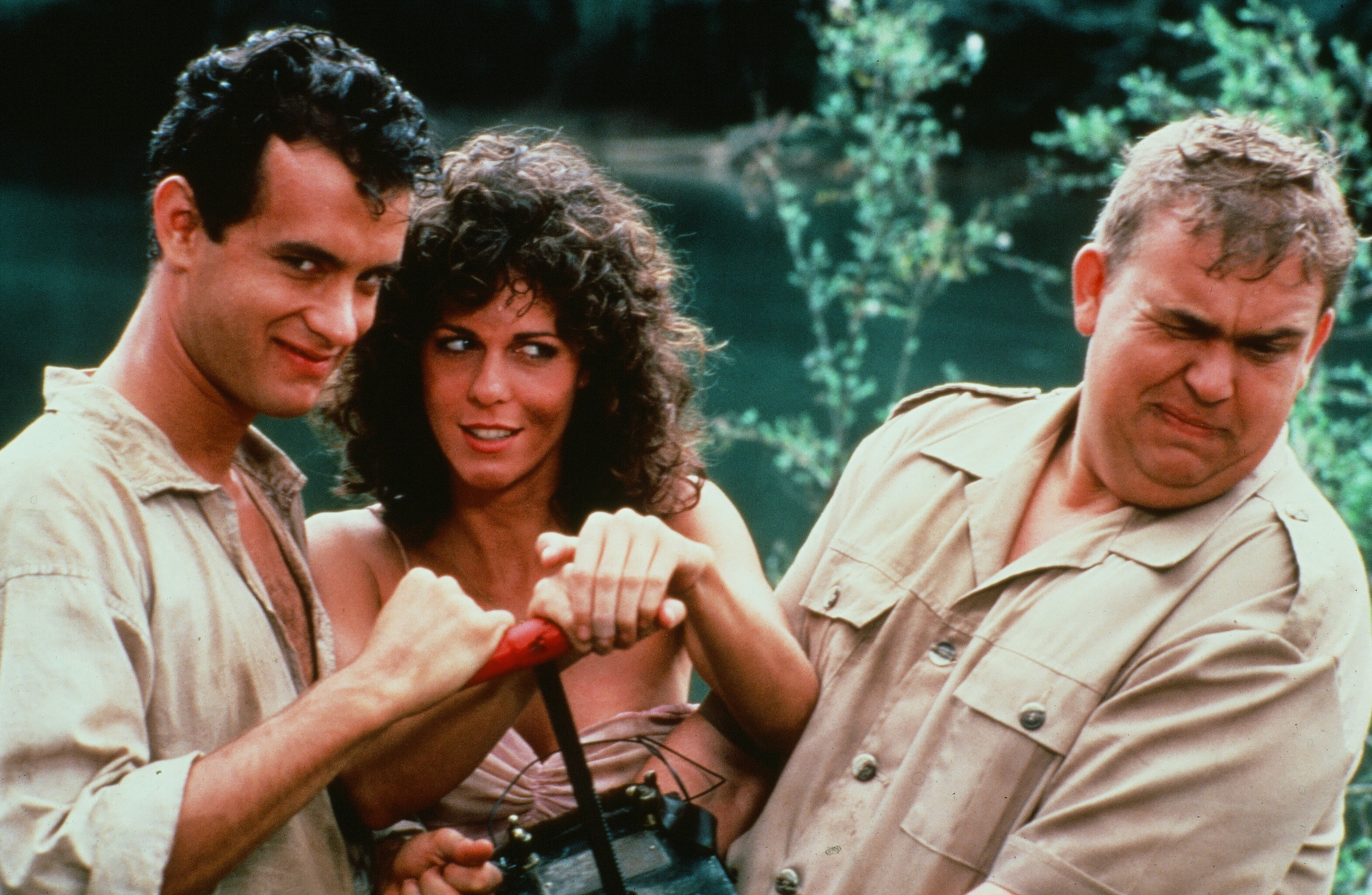 Tom Hanks, Rita Wilson et John Candy posent ensemble sur le tournage du film "Toujours prêts" vers 1984 | Source : Getty Images