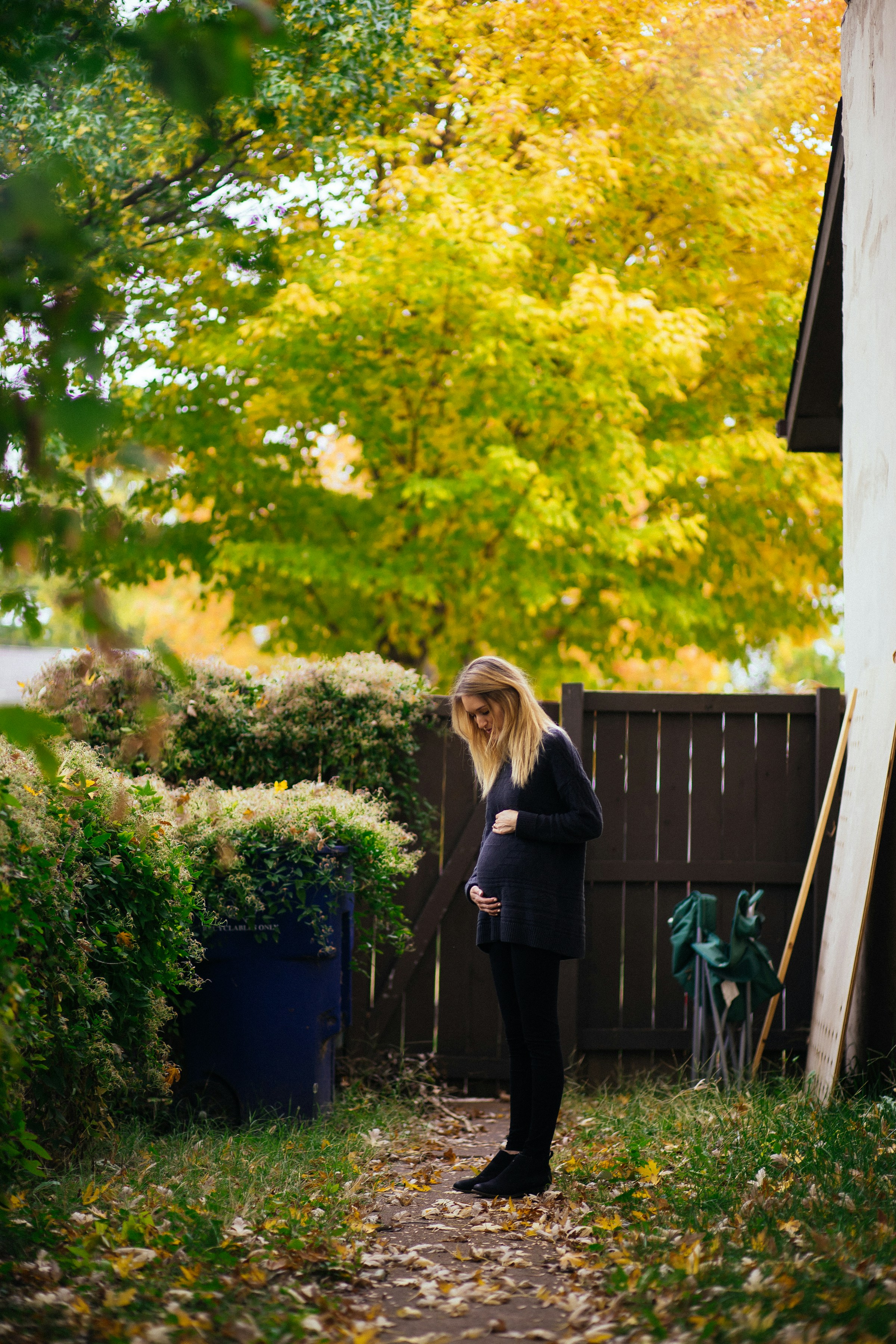 Une femme enceinte devant sa maison | Source : Unsplash