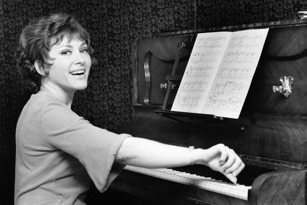 Portrait de la chanteuse Rika Zarai jouant du piano le 24 août 1972 en France. | Photo : Getty Images