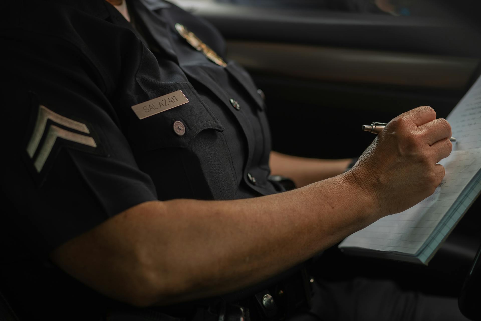 Un agent de police qui prend des notes | Source : Pexels