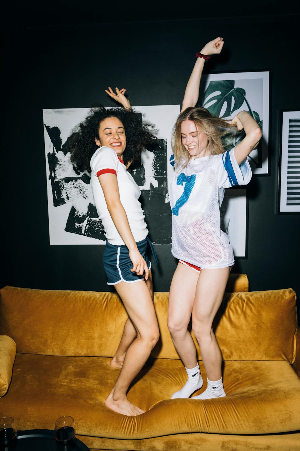 Des filles qui dansent en pyjama | Source : Pexels