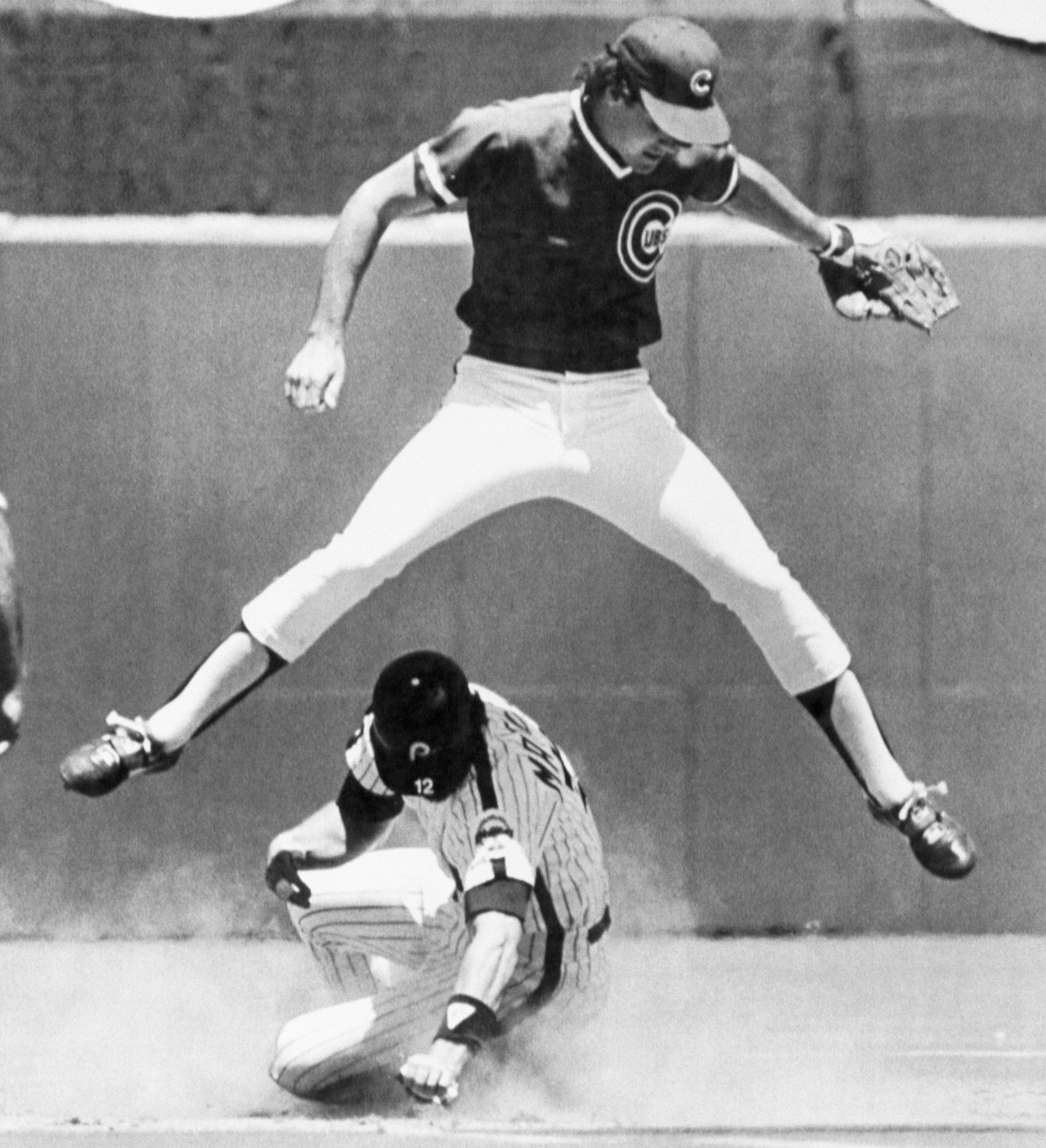 Ryne Sandberg s'éloigne de Ian Matoac de Philadelphie pendant un jeu de base volée lors d'une victoire 9-4 en 1984. | Source : Getty Images