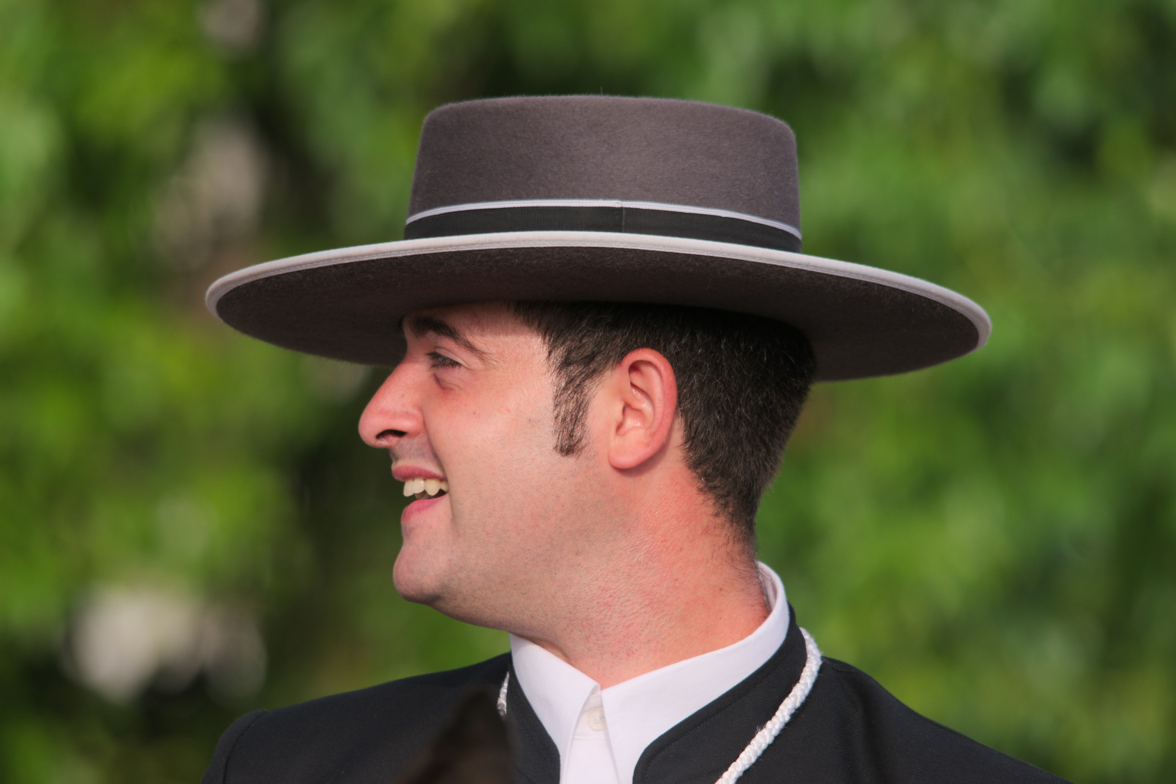 Un homme en costume-cravate portant un chapeau | Source : Unsplash