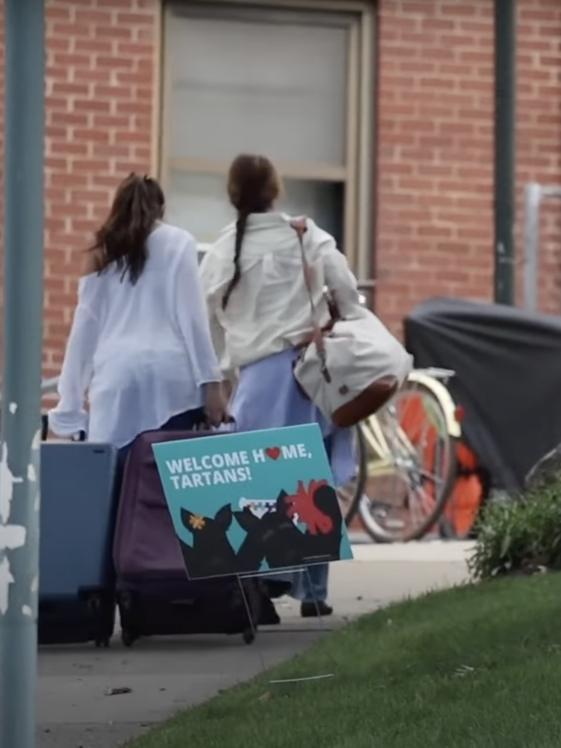 Katie Holmes et Suri Cruise sur le campus de l'université Carnegie Mellon dans un post daté du 20 août 2024 | Source : YouTube/Page Six