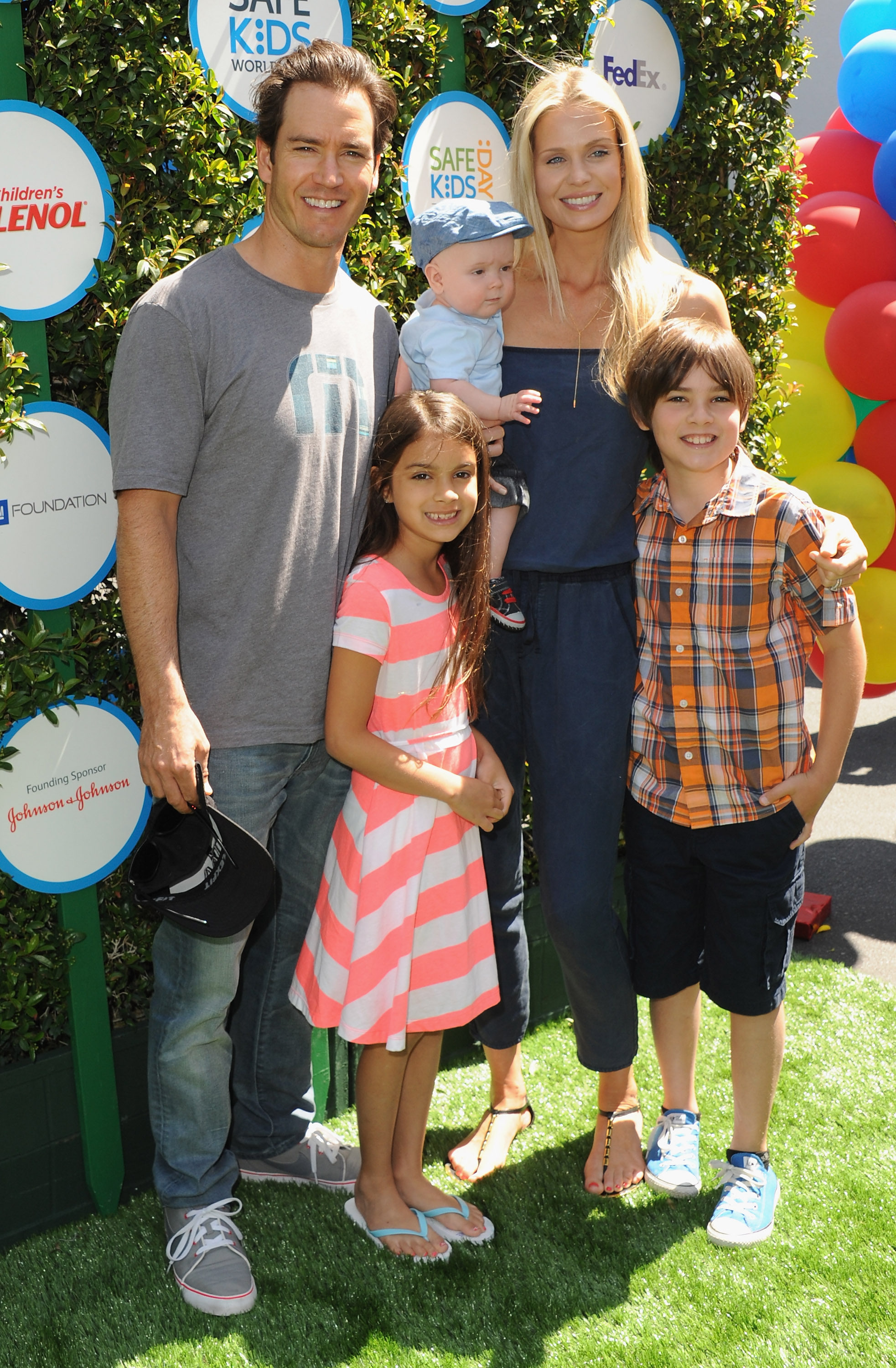 Mark-Paul Gosselaar et Catriona McGinn avec leurs enfants, Michael, Dekker et Lachlyn en Californie en 2014 | Source : Getty Images
