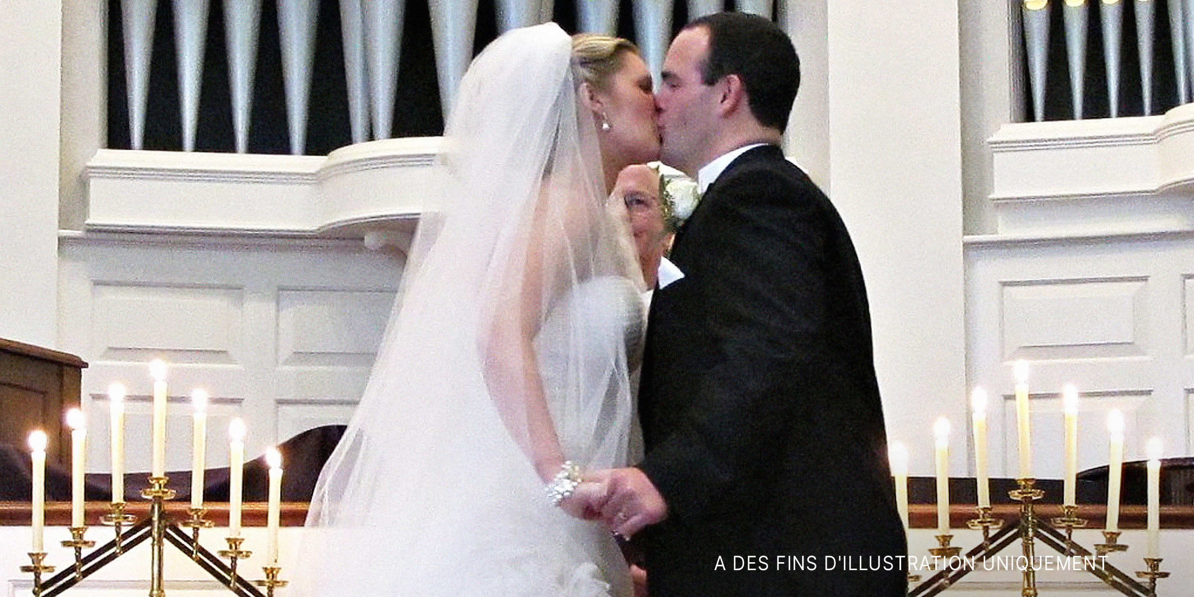 Premier baiser d'un couple devant l'autel | Source : Flickr