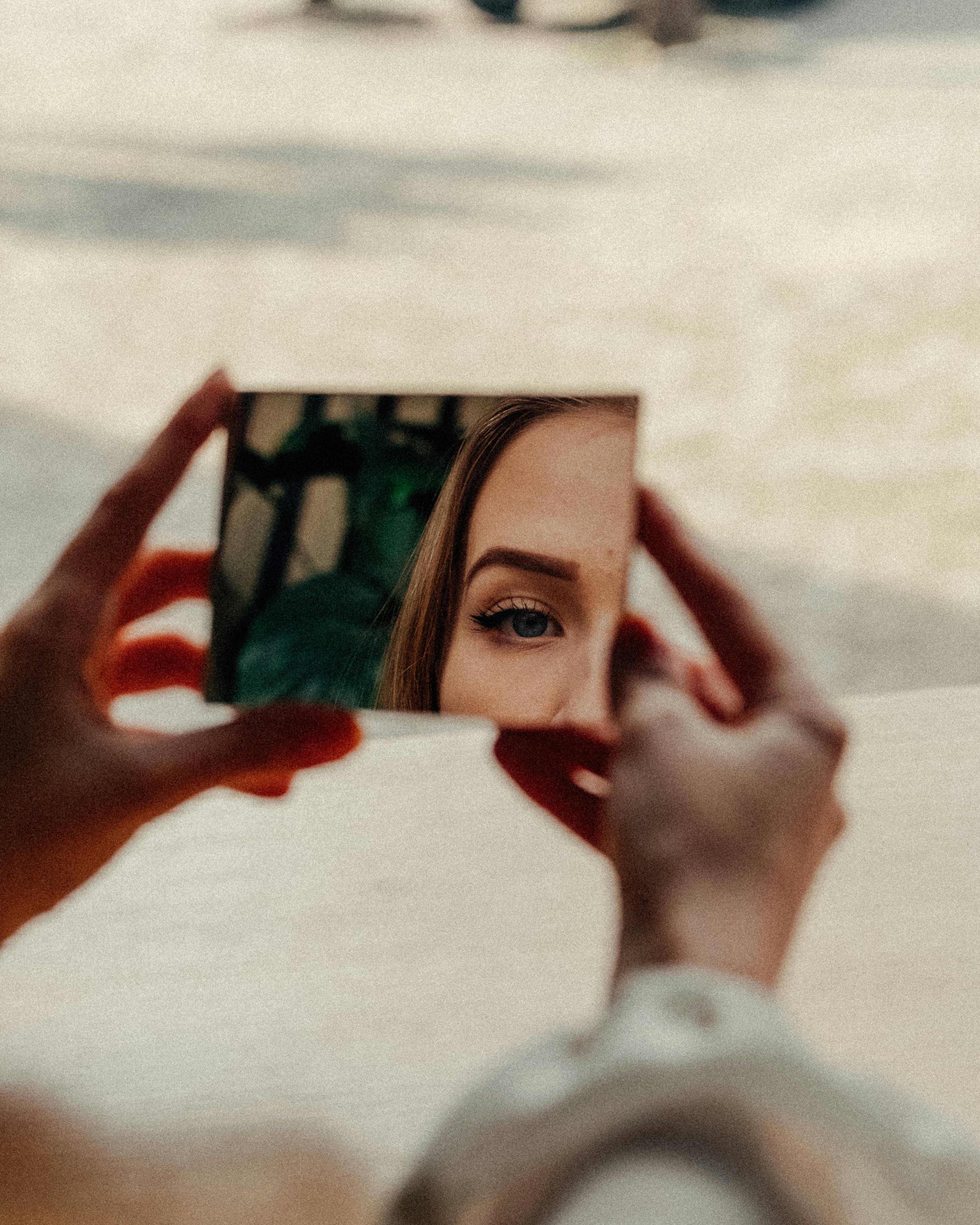 Une femme vérifie son reflet dans le miroir | Source : Pexels