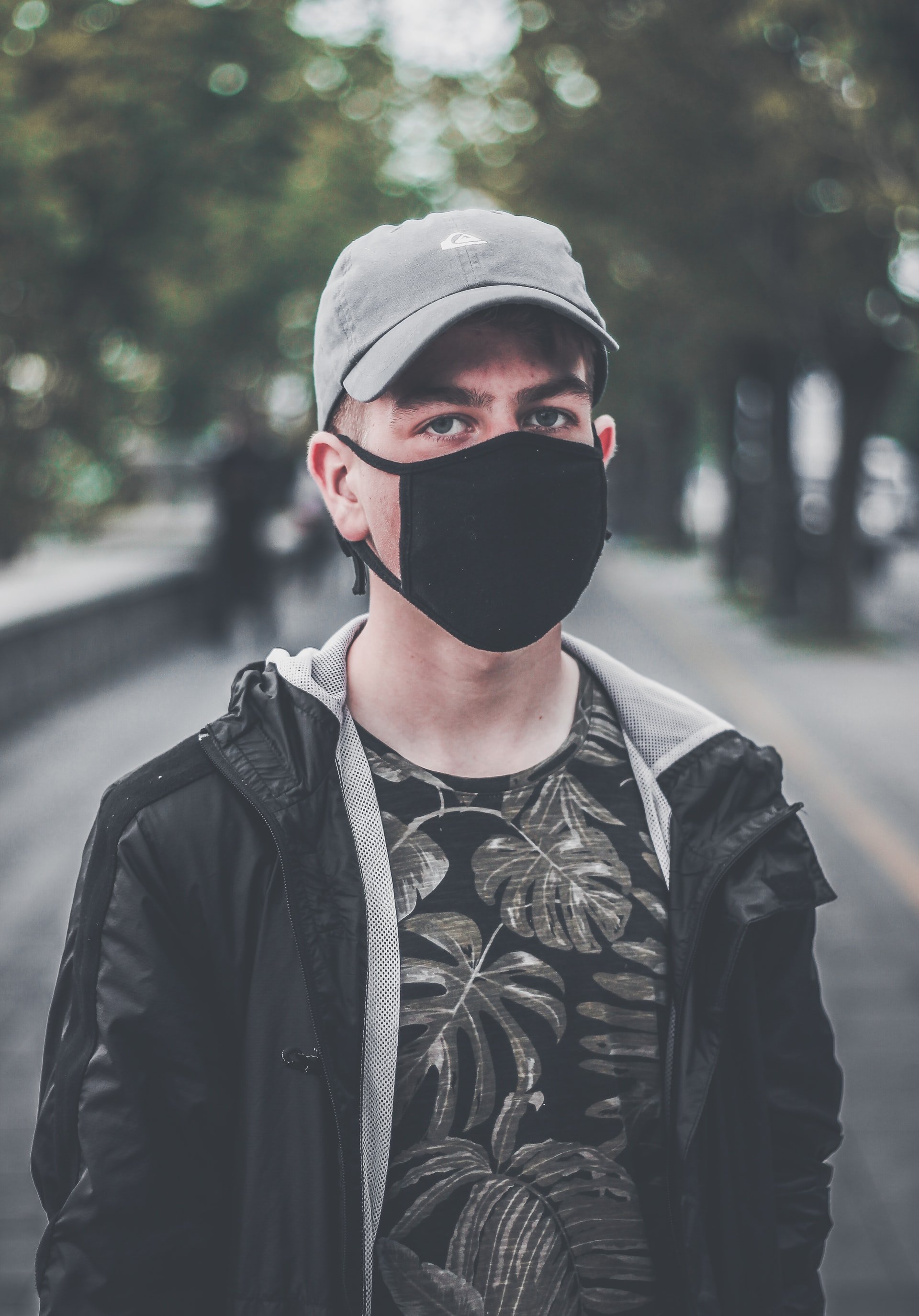 Un jeune homme avec un masque | photo : Unsplash.com